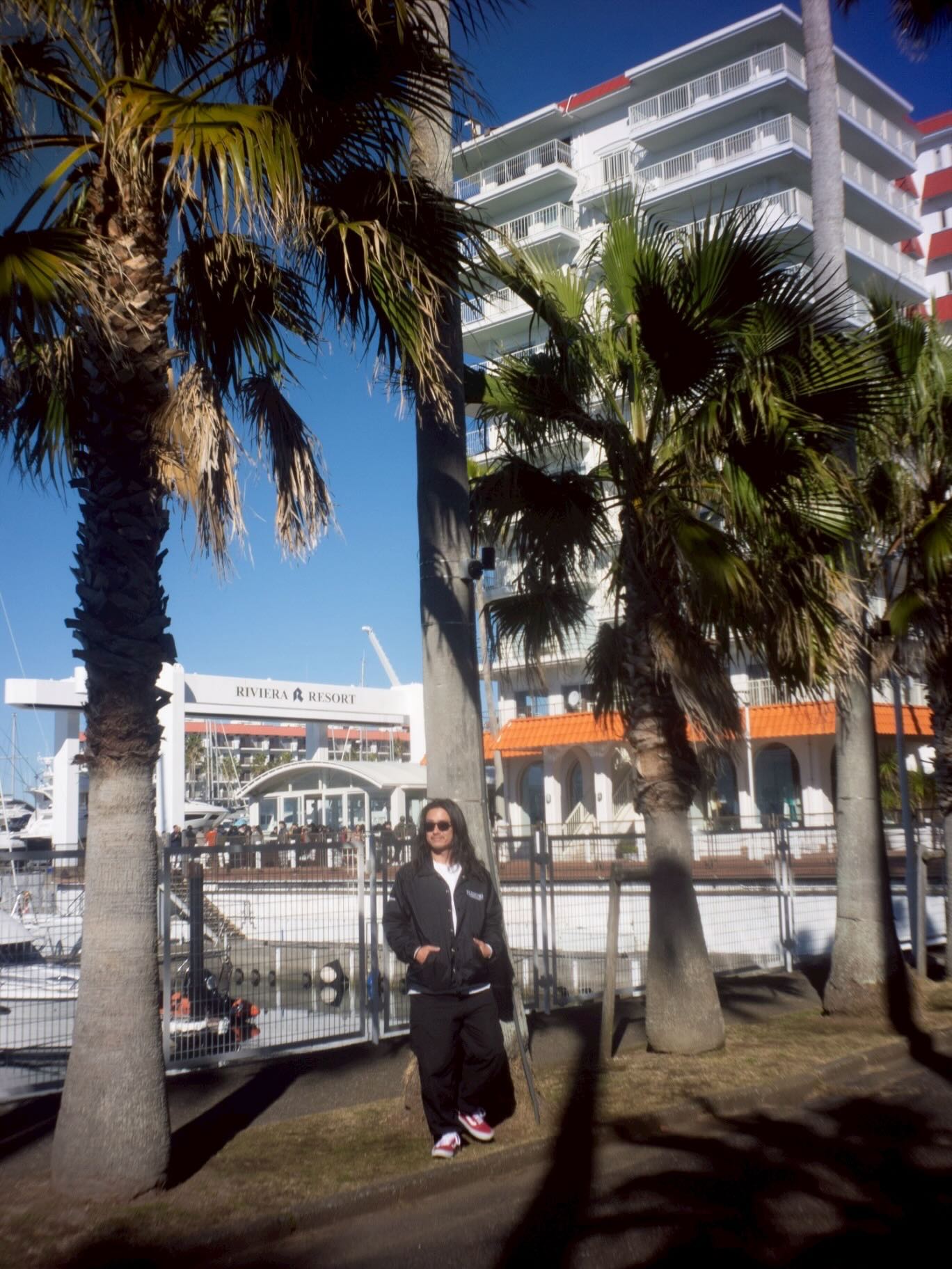 2026年あけましておめでとうございます🎍
ここでの昨年の挨拶もできぬまま2025年をかけぬけてしまいました🏃
2025年は皆々様のおかげでとても充実した年になりました😌お仕事で関わらせていただいた皆様、遊んでいただいた皆様、遠くから見守っていただいた皆様などなど多くの皆様に支えられて今があります❗️本当に本当にありがとうございます🙇
2026年も自分らしさを大切に精進していきますのでどうぞ宜しくお願い致します🙇✨
本日1/3は奥さんと大好きなエリアへ遊びにいって来ました🚐箱根駅伝の交通規制と鎌倉参拝渋滞を避けるために今日は逗子、葉山あたりまで足を伸ばして楽しんできました🌴
やっぱりこの辺りはグッドバイブスすぎていい感じ、天気も最高で1.2日は完全引きこもりを貫いてお出かけ初めはとってもよくて、最後は三島焼き鳥てっちゃん で〆🍺
最高の一日でした🌿
2026年も楽しんでこー🙌🏽✨