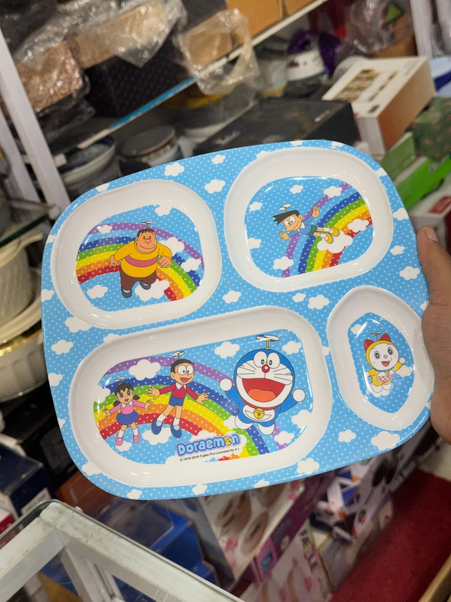 Kids Dinner Plate. Available in wholesale and retail. Dm for price.
#kidsdinnerplate #kidsplates #kidsmealtime #toddlerplate #babyplate #cutebabyproducts #cartoonplate #crockeryshop #mumbaiwholesale #mumbairetail #kitchenessentials #kidsdining #kidsproducts #melamineplates #krishnacrockery #crawfordmarket #hotelware