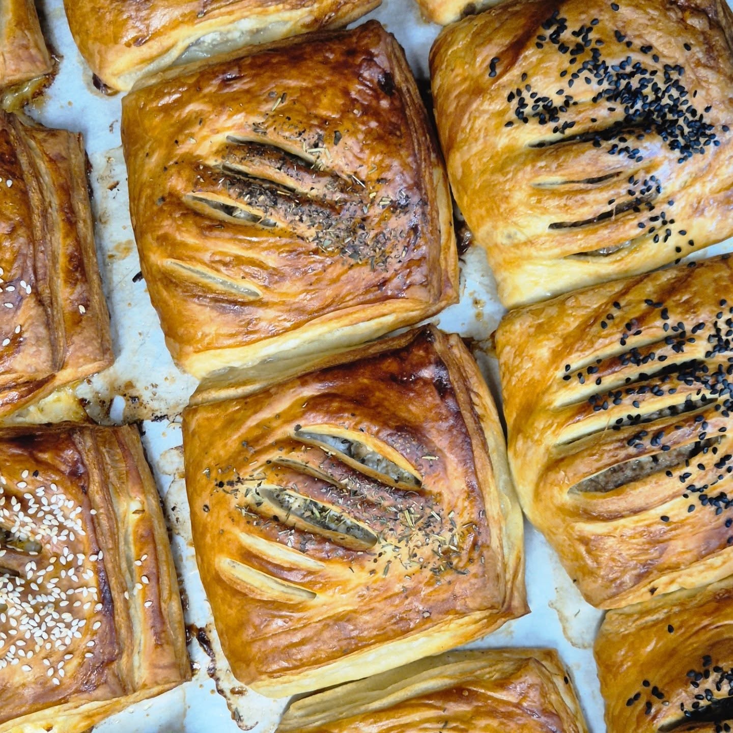 Tere, armsad!
Oleme tagasi!
Puhkus tehtud, kohv maitseb jälle päriselt hea ja need lõhnad, mis kallistavad juba kohviku ümbrust, on ikka head küll.
Tulge läbi — sööma, maiustama, jutustama.
Ausalt öeldes jäi puhkuse ajal tiimil üks mõte kripeldama: kas kõigil on nii tore tööl käia kui Ott&Matildas?
Tõesõna — mina võin olla tööandjana tore, aga rõhk oli tegelikult külalistel.
Teiega koos on nad päriselt õnnelikud.
Aitäh teile, et olemas olete!
Vitriin on täis ja süda ka.
Näeme kohvikus.
Kaunist adventi!
Teie O&M
#ottjamatilda #laulasmaa #laulasmaagia