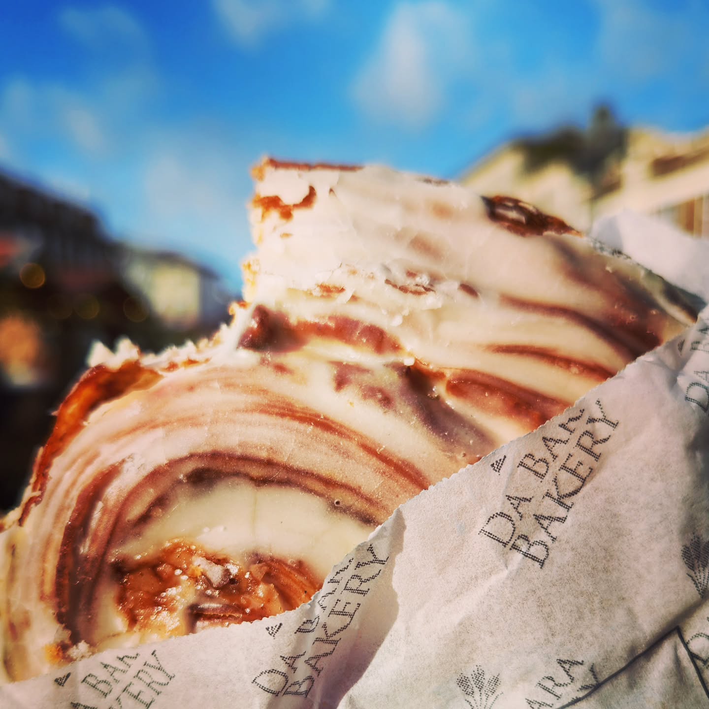 Ooooh hello! My Falmouth summer market breakfast at Truro Christmas Market. Maple Pecan Danish from @da_bara_bakery_iq Scrumptious!
#truro
#pastry