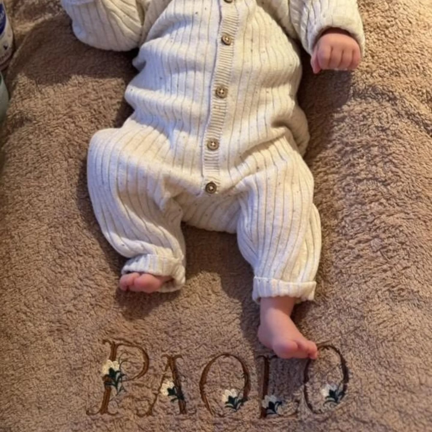 Aujourd’hui j’ai reçu trois photos, prises à des années d’intervalle, des enfants d’une maman qui me suit depuis longtemps… tous avec leurs serviettes brodées personnalisées.
Je suis tellement émue.
Voir mes créations accompagner vos familles au fil des années, c’est exactement pour ça que je fais ce métier.
Mon travail prend tout son sens grâce à vous. Merci du fond du cœur