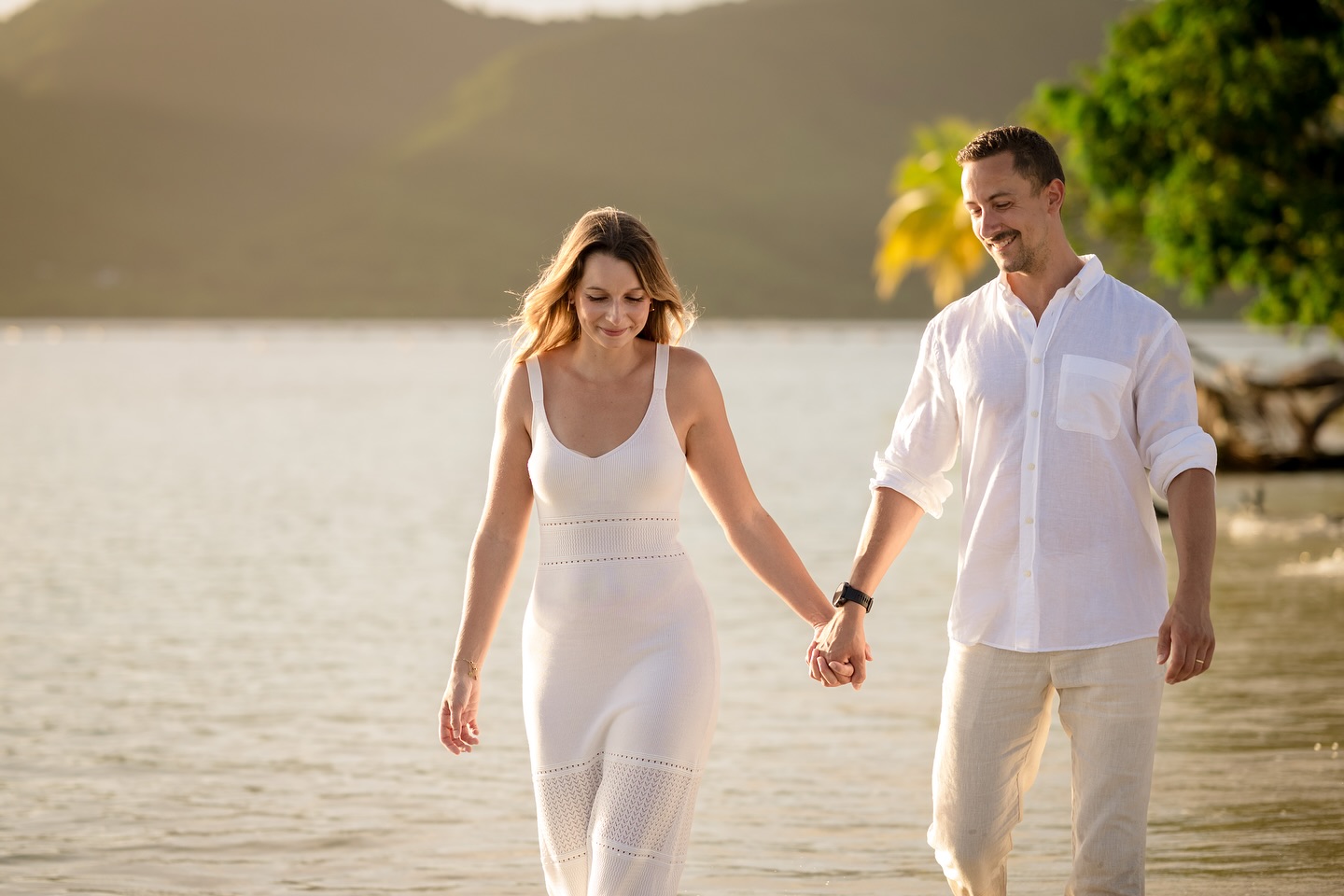 L’amour, c’est beau… mais l’immortaliser, c’est encore plus précieux.
On vit tellement vite qu’on oublie parfois de s’arrêter pour capturer ce qui compte.
Mon métier, ce n’est pas seulement appuyer sur un bouton.
C’est créer du patrimoine émotionnel, figer ce qui passe trop vite.
Une séance photo, ce n’est pas juste des images : c’est un investissement dans vos souvenirs, dans votre famille, dans ce que vous transmettrez plus tard.
Et pour Noël, offrir ce genre de moment…
c’est offrir bien plus qu’un cadeau.
C’est offrir de la valeur, du sens, du temps ensemble, et des souvenirs qui ne s’effacent pas.
Un cadeau qui crée de l’émotion aujourd’hui et qui comptera encore dans dix ans. ✨📸🌴
#martinique #photographeenmartinique #seancephoto #caribbeanphotographer #noel2025 #ideecadeau #photographepro #tropicalmood #shootingcouple #seancephoto #plage #portrait