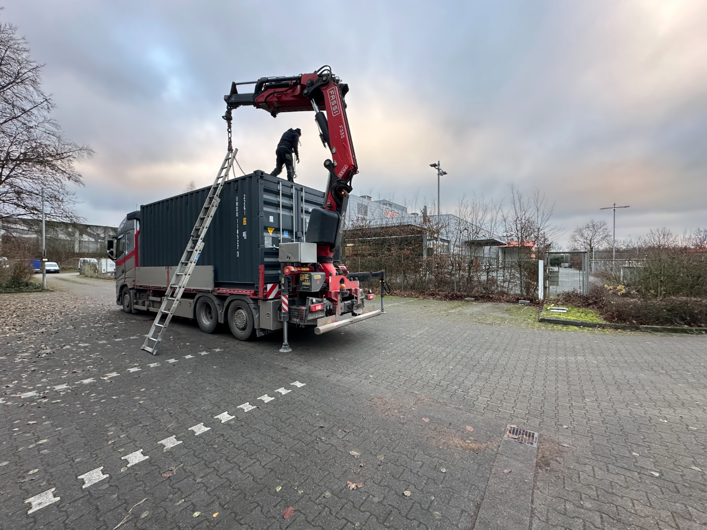 Touchdown No. 12 = Münster! 🏈
Wir kommen nach Münster und eröffnen bald unseren 12. Standort!
Heute wurde unser Container erfolgreich angeliefert und aufgestellt. Danke an @dreske_containerhandel für die unkomplizierte Zusammenarbeit. 💪
👉 Ausbau im Januar
✓ Start ab Februar
Münster, wir kommen! 🚀
#HalteverbotMünster #ParkverbotsschilderMünster #NeuerStandort #Münsterland #BehindTheScenes #Deutschlandweit #Touchdown12 #dreske_containerhandel