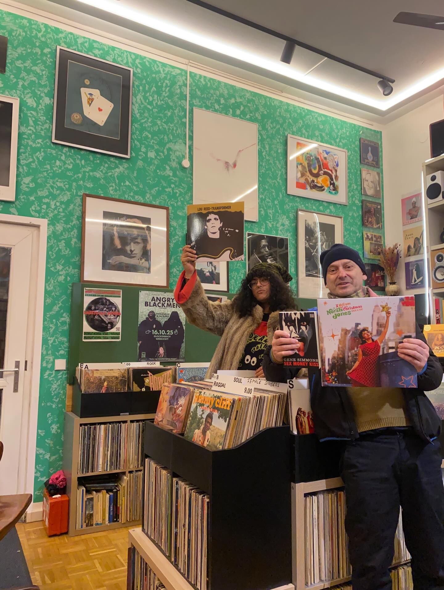 Omg it’s freezing 🥶🥶🥶🥶 but thankfully bossman and I have some heat 🔥🔥🔥🔥 but also yea come over so we can pay for heating thanks!