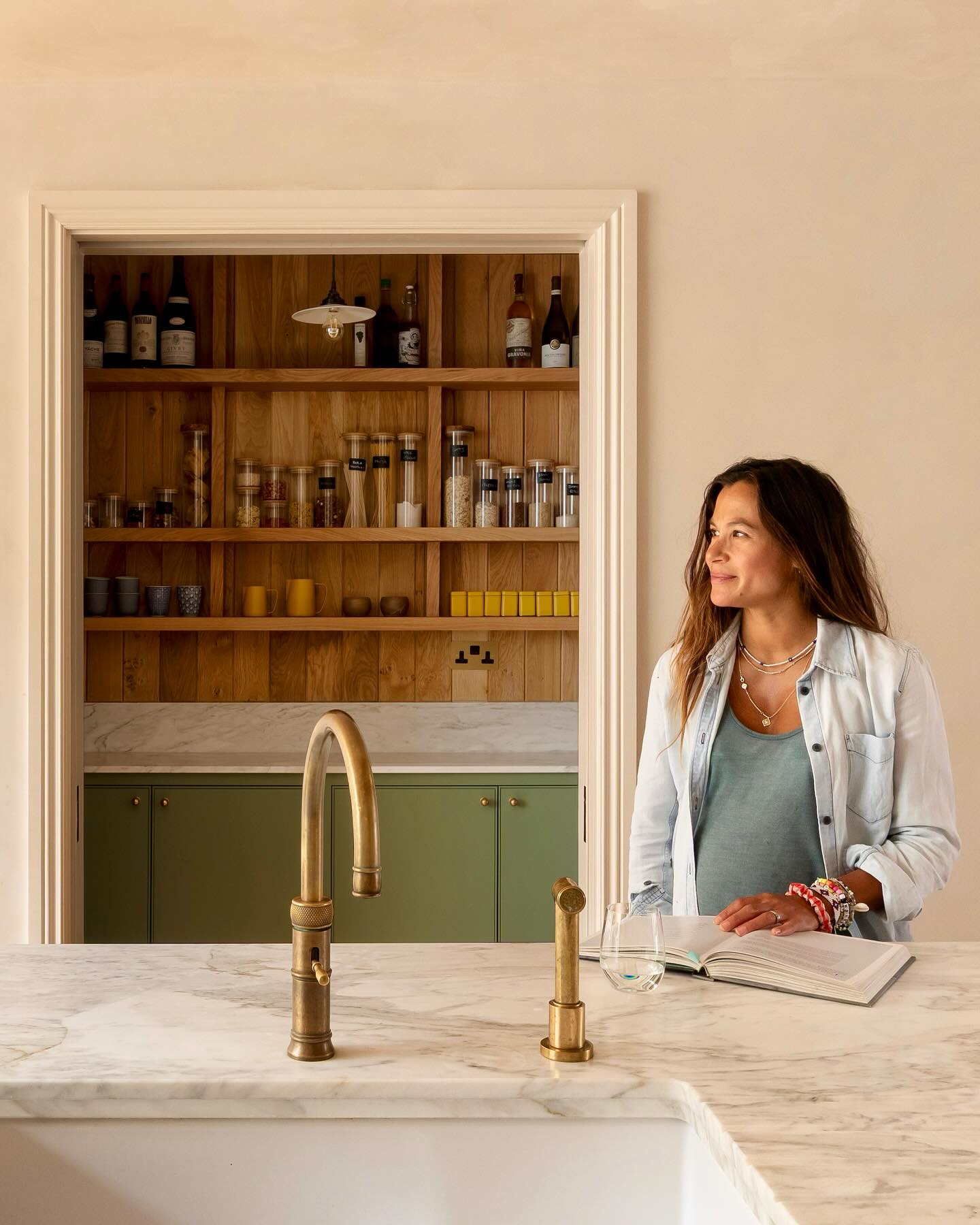 Kitchen Details | Portobello Townhouse
📷 @adamscottimages
Kitchen - @apronkitchens
Interior Design - @amelia.gallen.interior.design
Interior Styling - @studiostreeter
Kitchen Tap - @quookeruk
Hose Tap - @studioore @provision_se1
Marble - @marchettistoneltd
Handles - @corstonarchitecturaldetail
#woodrowvizor #londonhouse #londonhomes #houseandgarden #transformation #terracedhouse #portobelloroad #nottinghill #ladrbokegrove #interiorinspo #designinspo #victorianhome #kitchen #kitchendesign #kitchendecor #kitchengoals