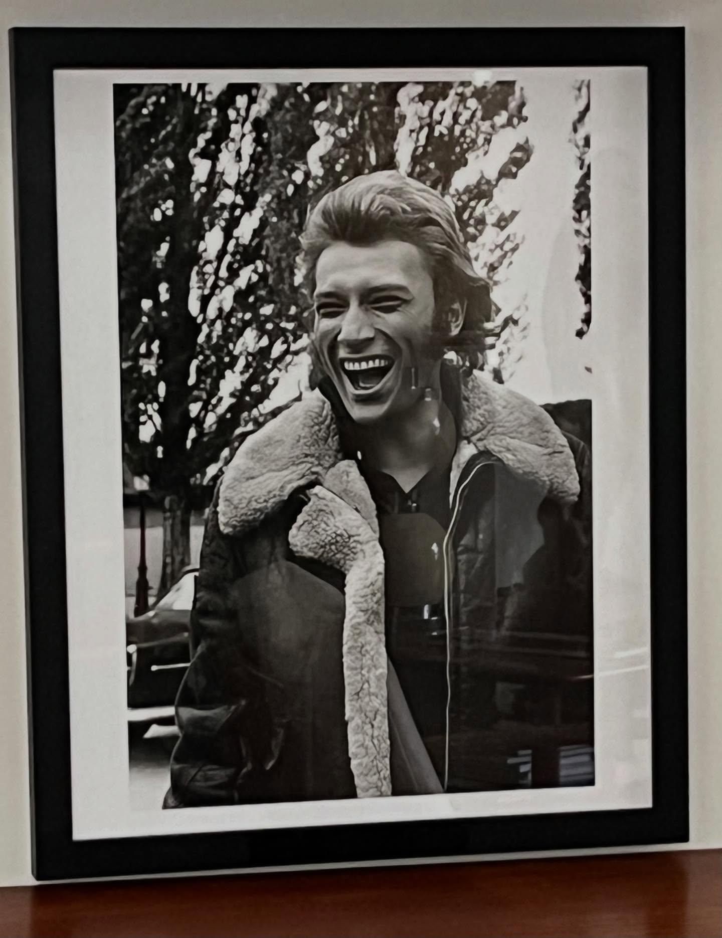#offrezdelart 8 ans aujourd’hui 🖤Johnny
📸Rare portrait de Johnny Hallyday
Circa 1960
Tirage argentique
Numéroté et signé
50 x 40 cm encadrement baguette noire.
À vendre/For sale
Cette photo fait partie de la collection personnelle des photographes Bruno Mouron et Pascal Rostain célèbres paparazzis ayant travailler en binôme pendant plus de 20 ans pour Paris Match.
Contactez-moi @collectionstephaniepeyrissac
Visible sur rendez-vous.
Collection Stéphanie Peyrissac
9 avenue de Lamballe 75016 Paris
☎️ +33 6 11 72 55 88
📧 contact@collectionstephaniepeyrissac.com
#collectionstephaniepeyrissac #johnnyhallyday