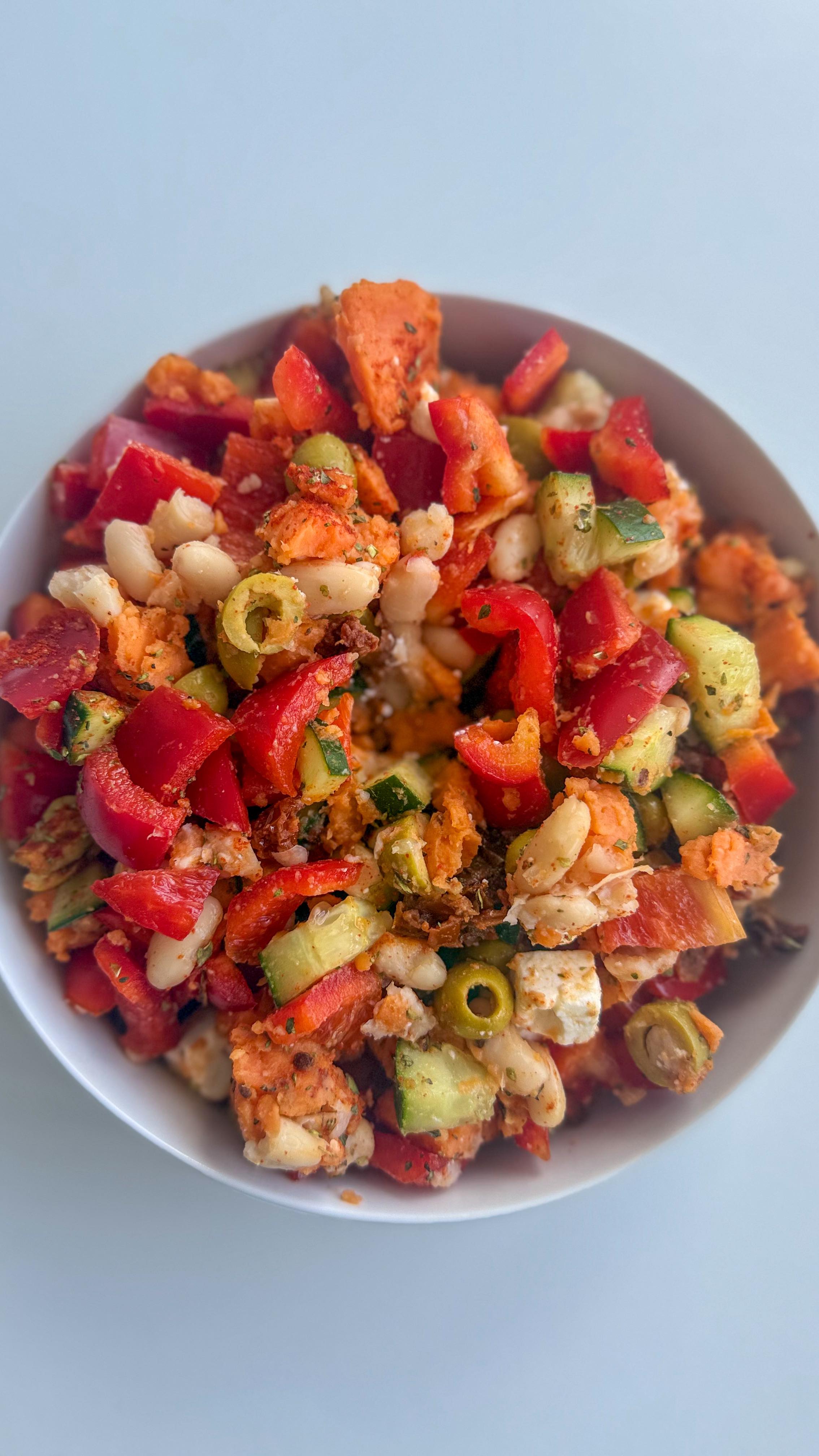 Simpel, sättigend & schnell gemacht. Kein Weihnachtsrezept, aber perfekt nach dem Sport oder als Meal Prep fürs Mittagessen. Speicher es dir ab für später ☺️
Das war mein absolutes Standard-Essen auf allen Basketball-Auswährtsfahrten!!😎🏀 Es versorgt dich mit hochwertigen Proteinen, Ballaststoffen und allerlei Mikronährstoffen.
🍴 SÜSSKARTOFFEL-BOWL
Guten Appetit!!😍
Zutaten für (m)eine Portion:
1 Süßkartoffel
1 gelbe oder rote Paprika
1⁄2 Gurke
5 getrocknete Tomaten, in Öl
2 EL grüne Oliven, entsteint
1⁄2 Pck. Feta
1⁄2 Glas Bohnen deiner Wahl
Salz, Pfeffer, Kräuter der Provence
Zubereitung:
Süßkartoffel mit Schale waschen, mit einer Gabel mehrfach einstechen und je nach Dicke für ca. 8-10 Min. in der Mikrowelle backen. Alternativ längs halbieren und im Ofen backen. Gurke und Paprika waschen und klein schneiden. Tomaten und Oliven klein schneiden. Kidneybohnen in ein Sieb abgießen, gut abwaschen und abtropfen lassen. Feta klein schneiden. Alle Zutaten in eine Schüssel geben, gut würzen und vermengen. Fertig!!☺️
#mealprep #rezept #postworkout #sporternährung #gesundesrezept