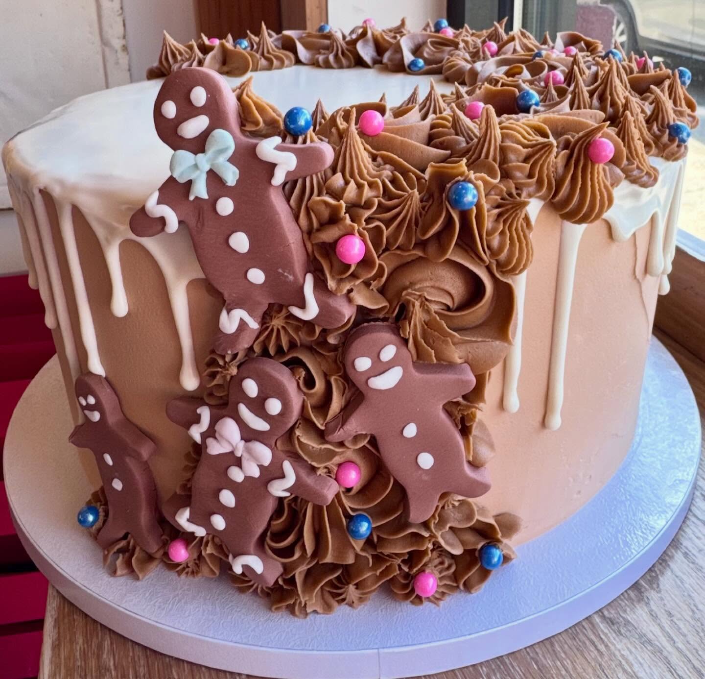 A sweet little secret wrapped in frosting!
This custom gingerbread-themed gender reveal cake was designed to keep everyone guessing—until the slice says it all. Drip icing, chocolate buttercream swirls, and handmade gingerbread friends with just a hint of pink and blue.
Custom cakes made to celebrate your moment, your way! #
#GenderRevealCake #CustomCakes #GingerbreadCake #rockawaysoriginal