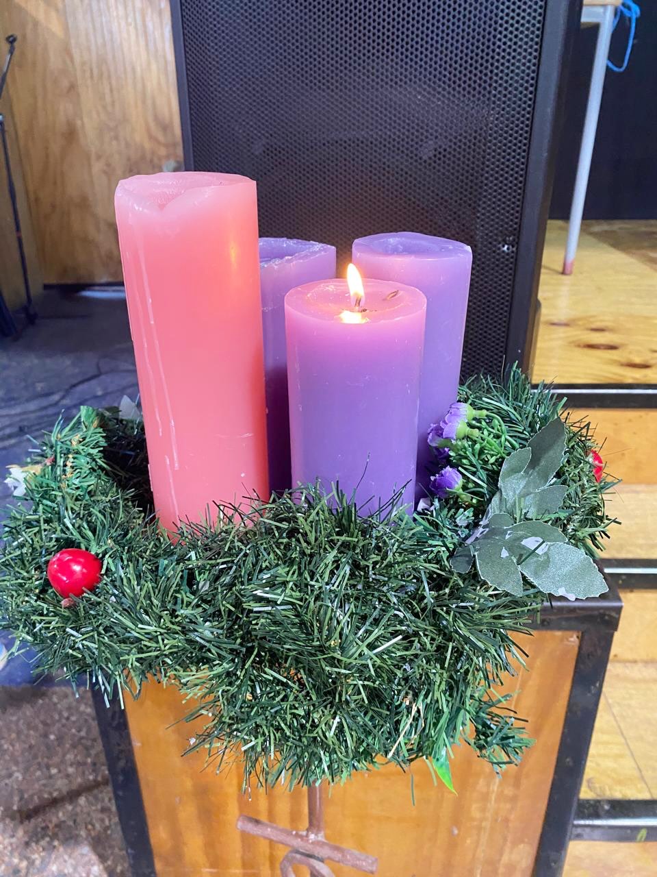 Hoy, en el marco de la celebración del Mes de María, encendimos la primera vela de Adviento, signo de esperanza que nos invita a preparar el corazón para este tiempo especial.
El coro de niños de nuestro colegio, dirigido por la profesora Javiera Méndez, acompañó este significativo momento con sus hermosos cantos, invitándonos a la reflexión y a vivir con mayor espiritualidad este tiempo de espera.
Que esta luz nos inspire a vivir estos días con fe, esperanza y unidad.