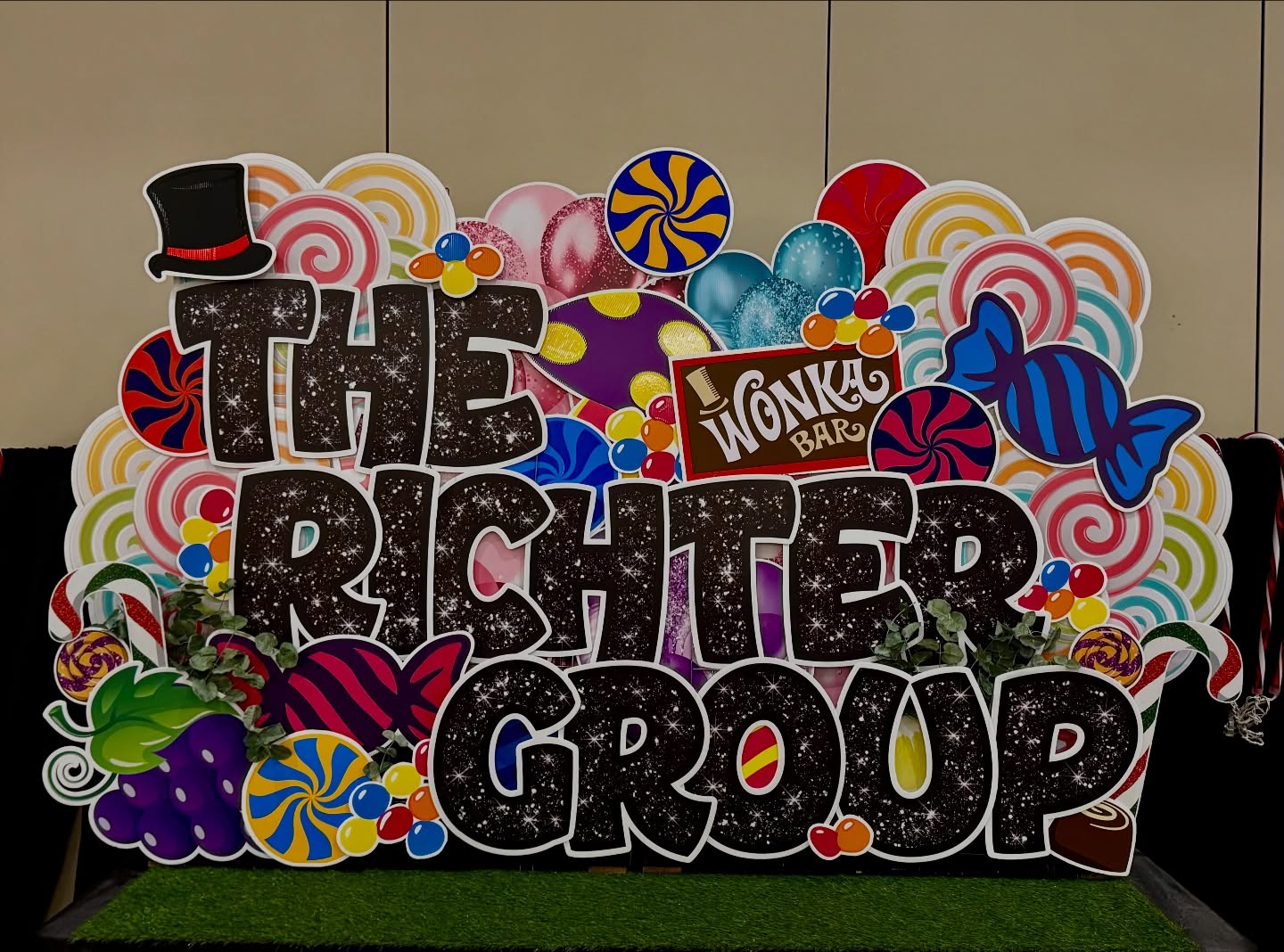 Thanks for having me at your annual party @therichtergroup! 🍭🍬🍫🎉
So fun to place this indoor display!
www.nadinenoelledesign.com
#lawnsignrental #nadinenoelledesign #OakvilleEvents #hamiltonevents #burlingtonevents #eventdecor #backdrop #candy
