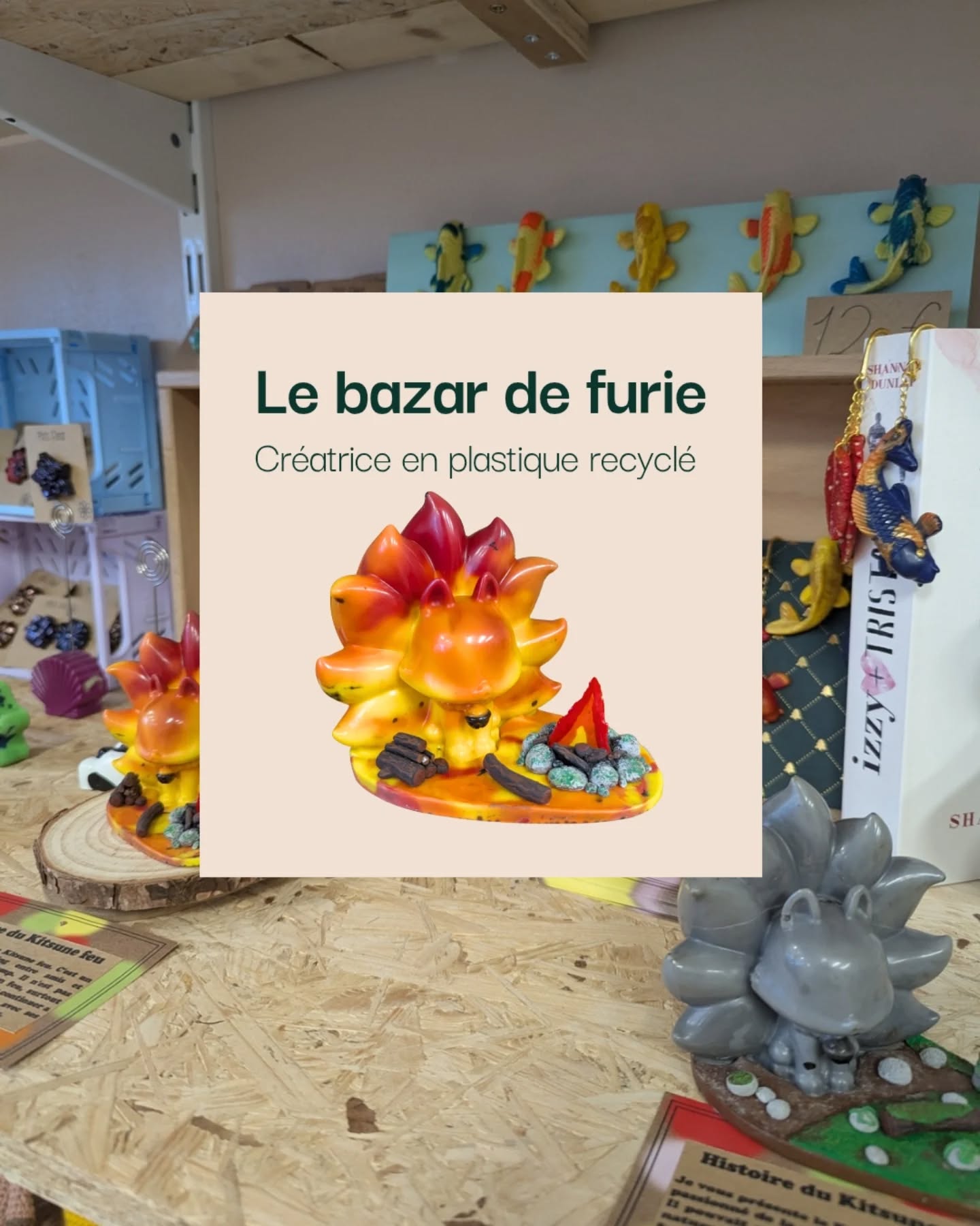 Aujourd’hui, on met en lumière une créatrice aussi ingénieuse qu’engagée : @le_bazar_de_furie ✨
C’est l’une de ces artistes qui sait transformer l’ordinaire en extraordinaire.
Elle recycle les déchets d'impression 3D en les faisant fondre dans des moules pour leur donner… une nouvelle vie 💚♻️
Un vrai travail de patience, de précision, et surtout de passion !
À la boutique, vous pouvez découvrir :
🦊 Les kitsune dans leur petit décor, parfaitement peints et finis à la main
🎨 Des pins et porte-cartes colorés
📚 Des marque-pages originaux
✨ Et une collection spéciale Noël, pleine de magie, avec :
– des kitsune version fêtes
– des boules de Noël uniques et recyclées
– des décorations originales qui ne ressemblent à aucune autre
Chaque pièce est unique, créative et surtout écoresponsable 🌱
Une superbe idée cadeau pour les amoureux de fantaisie, de fait-main… et de belles valeurs.
📍 À retrouver dès maintenant à Ma Bulle Artisanale, 5 rue de Verdun à La-Ferté-Gaucher.
#MaBulleArtisanale #kitsune #ArtisanatLocal #UpcyclingArt #rienneseperdtoutsetransforme