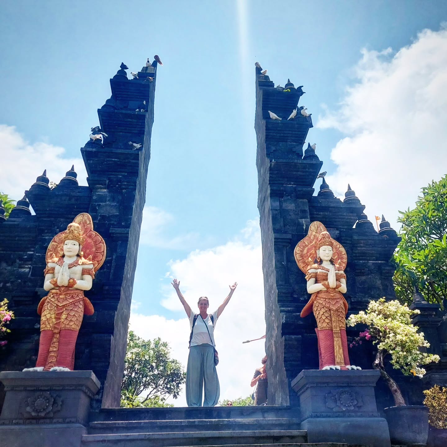 10 Tage Bali - die meiste Zeit haben
wir im Norden verbracht, wo wir in dem kleinen
Paradies einer lieben Freundin herzlich
empfangen und umsorgt wurden. Wir durften die
beeindruckende Unterwasserwelt beim
Schnorcheln entdecken, einen buddhistischen
und einen hinduistischen Tempel besuchen, den
fantastischen Vollmond zelebrieren, die riesigen
Reisfelder bestaunen, durch dichten Dschungel
wandern, in den Hot Springs entspannen und so
viele Tiere und Pflanzen bewundern. Berührt von
so viel, vor allem auch der Herzlichkeit der
Menschen, geht unsere Reise weiter Richtung
Osten