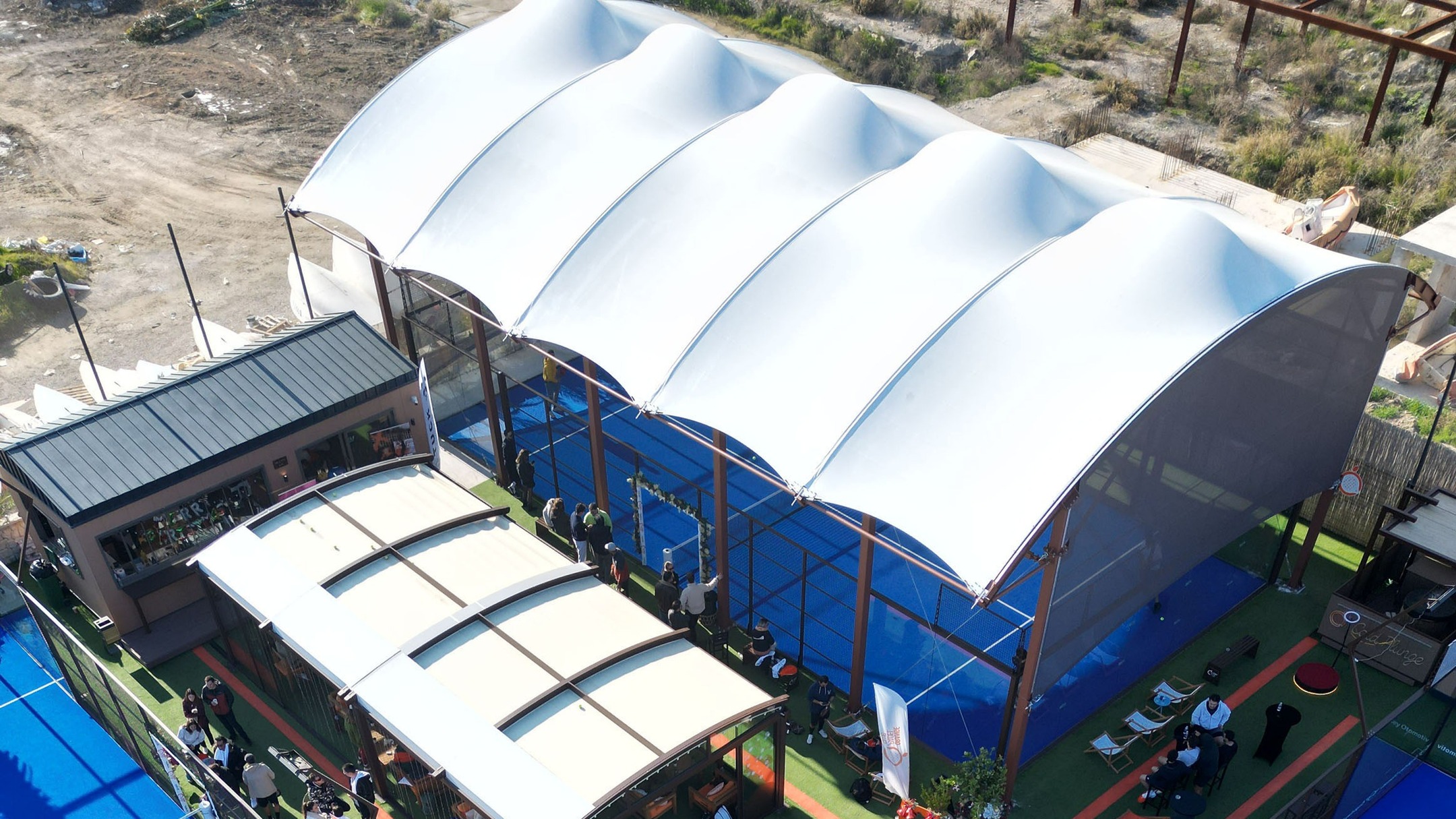 ORANGE PADEL ÜST ÖRTÜ; İZMİR_TÜRKİYE
ORANGE PADEL CANOPY; IZMIR_TURKIYE
( Gölgemizdesin 🥰 - Under our Shade 🥰 ) #autopark #padel #asmagermemembran #tensilefabric #tekstilmimarisi #textilearchitecture #mimaritekstil #hibritsistemçözümü #hybridsystemsolution #tasarımvemühendislik #designandengineering #imalatveuygulama #manufacturingandapplication #hightechtensilefabric #meshcephe #meshfacade #carpark #hotel #tensile #fabric #canopy #HTTF #sporyapıları #sportfacilities #orangepadel #modularsystems #depoyapıları #stroge
