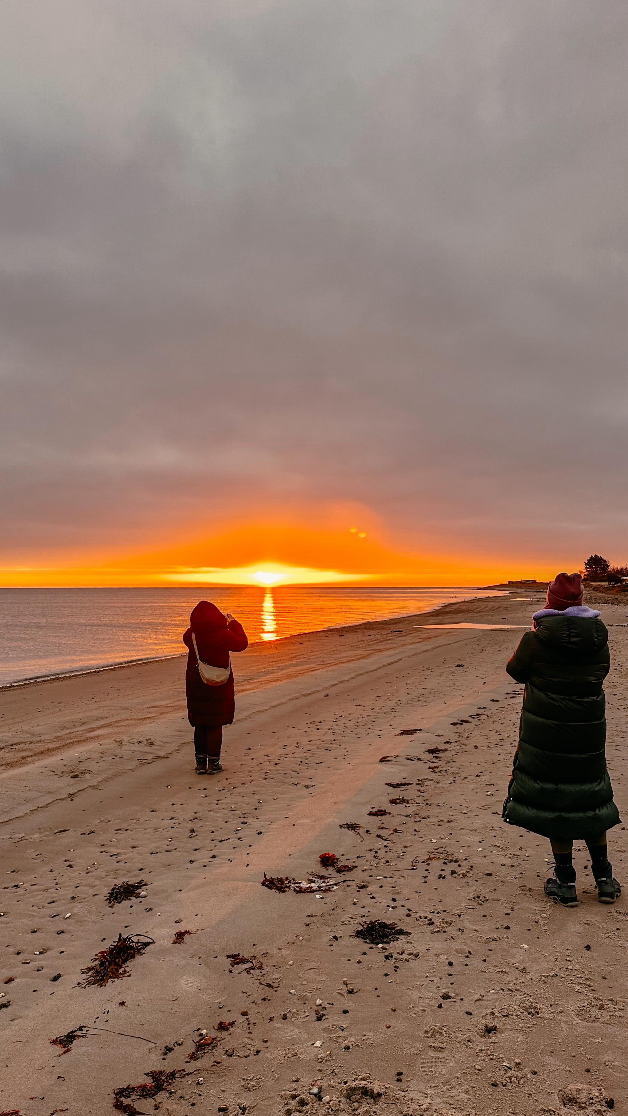 Gerade in der Weihnachtszeit verlieren wir uns oft im Außen. Riesige Geschenke, Erwartungshaltungen, Perfektionismus…. 😵💫
Dabei ist das Wertvollste oft genau das, was wir uns selbst selten geben:
Zeit für echte Begegnung.
Zeit für Stille zwischen all dem Bling Bling.
Zeit, die nicht eingepackt wird, sondern gefühlt. ✨
💝 8 Geschenkideen, die dir und anderen Zeit schenken:
1️⃣ Ein gemeinsamer Spaziergang (ohne Handy)
Nur Natur, ein paar tiefe Atemzüge, echte Gespräche oder wohltuende Stille.
2️⃣ Ein Abend voller Gemütlichkeit
Kerzen, Tee, Snacks, eingekuschelt auf den Sofa.
Ein Geschenk, das Herz und Nervensystem beruhigt.
3️⃣ Ein „Ich höre dir zu“-Termin
Z.B. 30 Minuten, in denen du einfach nur zuhörst.
Kein Ratschlag, kein Multitasking, nur echter Raum für deinen Lieblingsmenschen.
4️⃣ Eine geführte Entspannungsreise
Du leitest eine kleine Atemübung oder eine Mini-Meditation an. Du suchst nach einer Meditation, nach deinen individuellen Bedürfnissen? Melde dich bei mir!
5️⃣ Ein „Digital Detox“-Tag zu Zweit
Gemeinsam offline sein und erleben, wie sehr Stille und Gegenwart nähren können.
6️⃣ Zeit für gemeinsames Kochen & Backen
Ein einfaches Gericht oder ein Rezept, das du schon immer mal ausprobieren wolltest, bewusst zubereiten und in voller Präsenz gemeinsam genießen.
7️⃣ Ein „Loslass-Ritual“ zum Jahresende
Gemeinsam aufschreiben, was aus 2025 gehen darf und dann bewusst verabschieden, z.B. in Feuer verbrennen.
8️⃣ Ein Platz in einem Retreat oder Workshop
Vielleicht ist das wertvollste Geschenk in diesem Jahr nicht etwas Materielles, sondern ein Moment nur für dich – zum Loslassen, Spüren und Auftanken.
💫 Bis zum 31.01.2026 gilt der Early-Bird-Rabatt für dich und deinen Lieblingsmenschen bei meinen Herbst-Retreats 2026 im @okelmanns.
Alle Infos zu den Retreats & Angeboten ➡️ Link in Bio
#jederkannentspannen #yogaretreats #zeitstattzeug #retreatsdeutschland