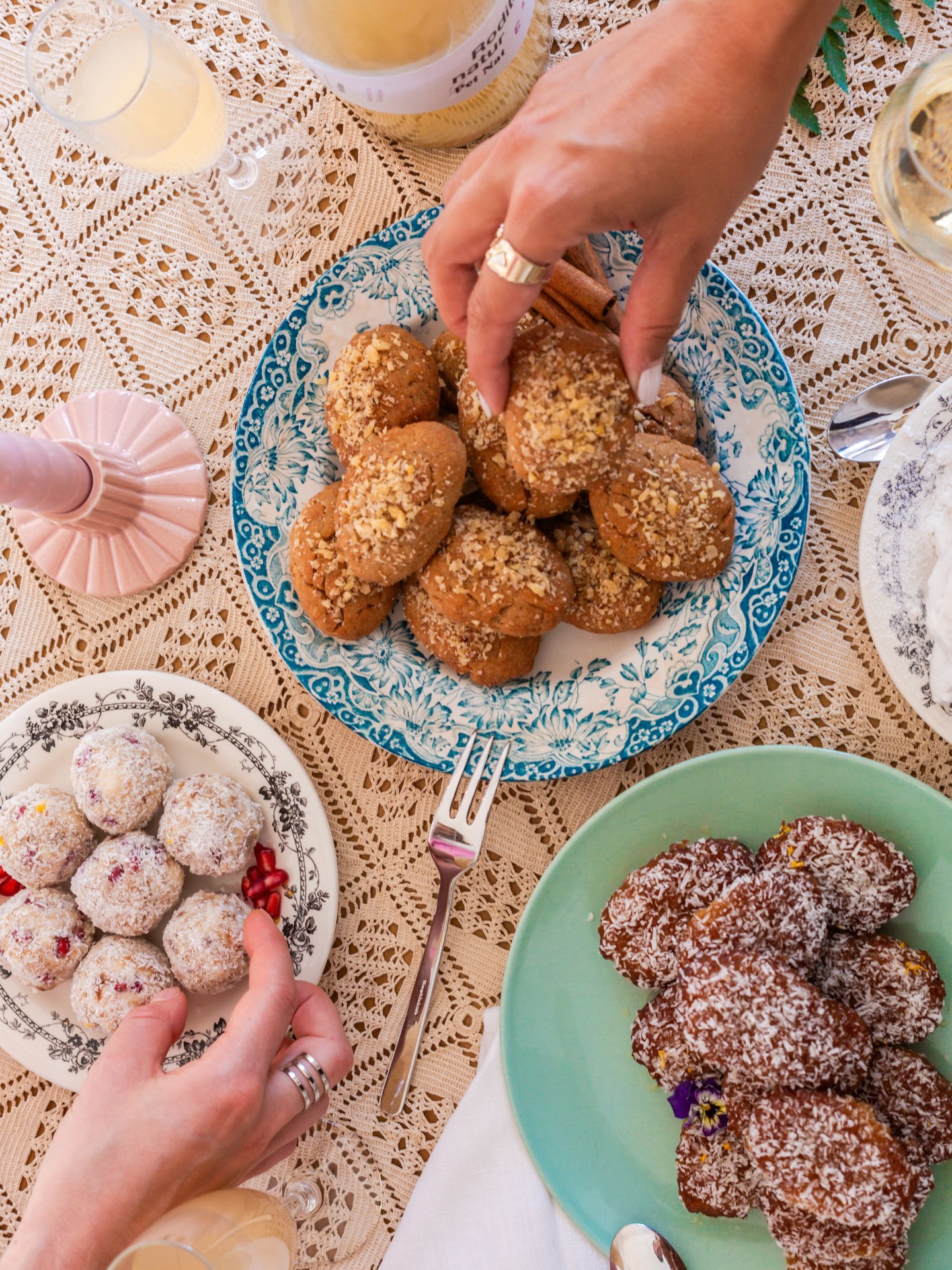 ☁️ Les douceurs grecques de Noël by Evi Evane🎄
🔮MELOMAKARONO gâteau au miel et noix
🔮KOURABIE sablé aux amandes et au sucre glace
🔮TRUFFAKI boules coco grecques
Le restaurant:
📍10, rue Guisarde 75006
Les traiteurs:
📍7, rue de Bretagne 75003
📍20, rue Saint Placide 75006
📍49, rue Condorcet 75009
📍90, rue du Commerce 75015
📍59, rue du Général Leclerc 94270
#evievane #traiteurgrec #traiteur #xmas #melomakarono #kourabiedes