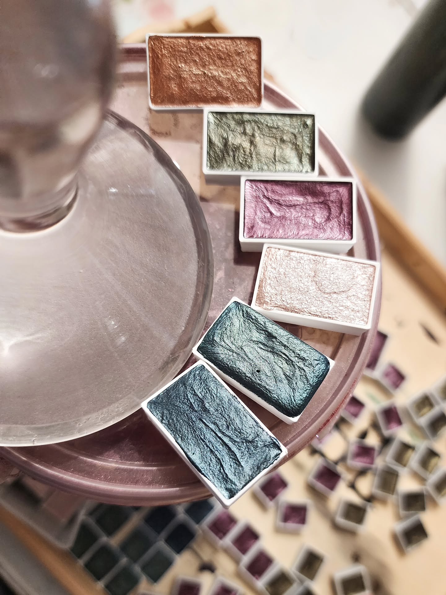 Forêt des Sortilèges, c’est une collection née d’une ambiance d’automne mystique, végétale, un peu sauvage et magique.
Des teintes qui évoquent l’écorce humide, les fleurs nocturnes, la sève, les murmures, les enchantements et des symboles dans la mousse
J’ai imaginé cette collection comme une élégie, un chant de remords. Parce que j’ai longtemps boudé les teintes sorcières, magiques, ces ambiances un peu sombres et quand j’ai finalement mis mon nez dedans je ne pouvais plus m'arrêter de faire des mélanges pour continuer d’accorder les couleurs.
j’ai eu un coup de coeur sur une collection qui n'était même pas prévue, elle a mis du temps à sortir et j’y ai mis beaucoup de moi
ça a piqué un peu quand elle a flopé
0 vente la semaine du lancement (ça n’arrive jamais)
Mon petit cœur de sucre s’est brisé. Et quand on m’a dit que novembre c’était trop tard pour une “collection d’automne” j’ai rien compris. d’accord c’est une collection d’automne parce qu’elle sort en automne mais on parle de couleurs, on parle d’aquarelle. S’il y a bien une chose qui peut être à l’aise sous le soleil comme sous le givre c’est la couleur, non? selon ce qu’on en fait, comment on l’utilise ? Parce que la magie ne disparaît pas en hiver sous une couche de neige?
Les 6 couleurs que j'ai confectionnées pour Forêt des Sortilèges s'ancrent aussi dans cette saison silencieuse. Ce sont des couleurs d’hiver par leur profondeur, leurs nuances feutrées et leurs lumières nacrées et constellées de reflets: les verts deviennent plus sombres, les bruns plus veloutés, les bleus nocturnes, comme la forêt quand le froid s’installe. Elles évoquent la terre au repos, les matins givrés, les branches nues, le calme quand tout semble endormi. C'est autant une palette pour les sortilèges d’octobre que pour les vœux de janvier.
Ce sera peut être une collection mal aimée, mais ce sera ma palette pour cette hiver, et ne vous inquiétez pas si vous ne l'aimez pas, (je sais bien qu'on a tous nos petites préférences,) alors je l'aimerais pour vous :)