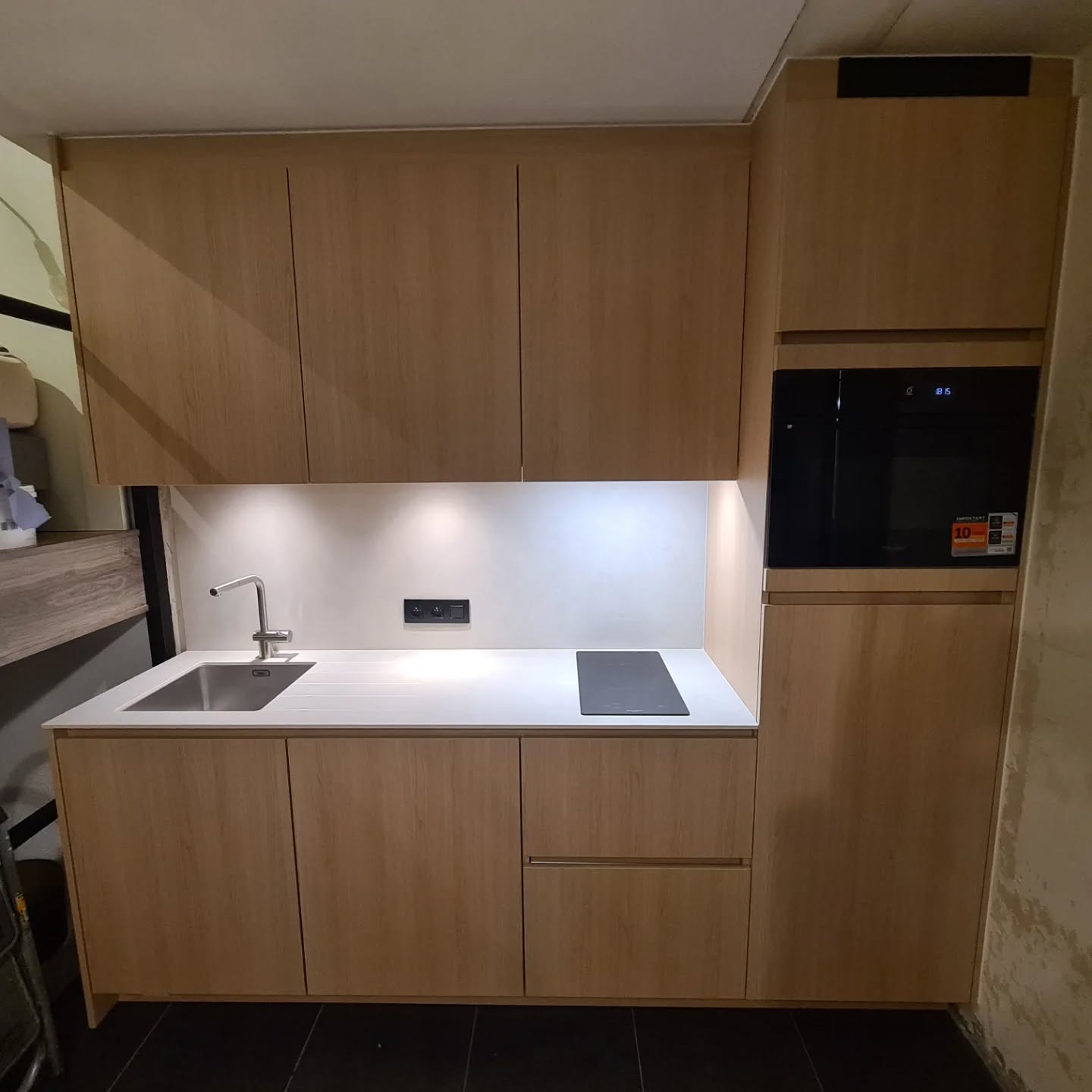 Heb je een kleine ruimte en weet je niet hoe je de ruimte optimaal kan benutten? Wij helpen je om de ruimte zo efficiënt mogelijk te gebruiken. Hierbij luisteren we naar jouw wensen. In deze keuken zit een koelkast met vriesvak, een combi-oven, ingebouwde was/droogcombinatie, kookplaat, dampkap, spoelbak en kraan. Als werkblad koos de klant voor een gebruiksvriendelijk keramisch blad met gefreesde groeven.
Contacteer ons gerust voor een vrijblijvende offerte.
#keukeninspiratie #keukensopmaat #keukendesign #keuken #keukens #whirlpool #frankekitchen #frankehomesolutions