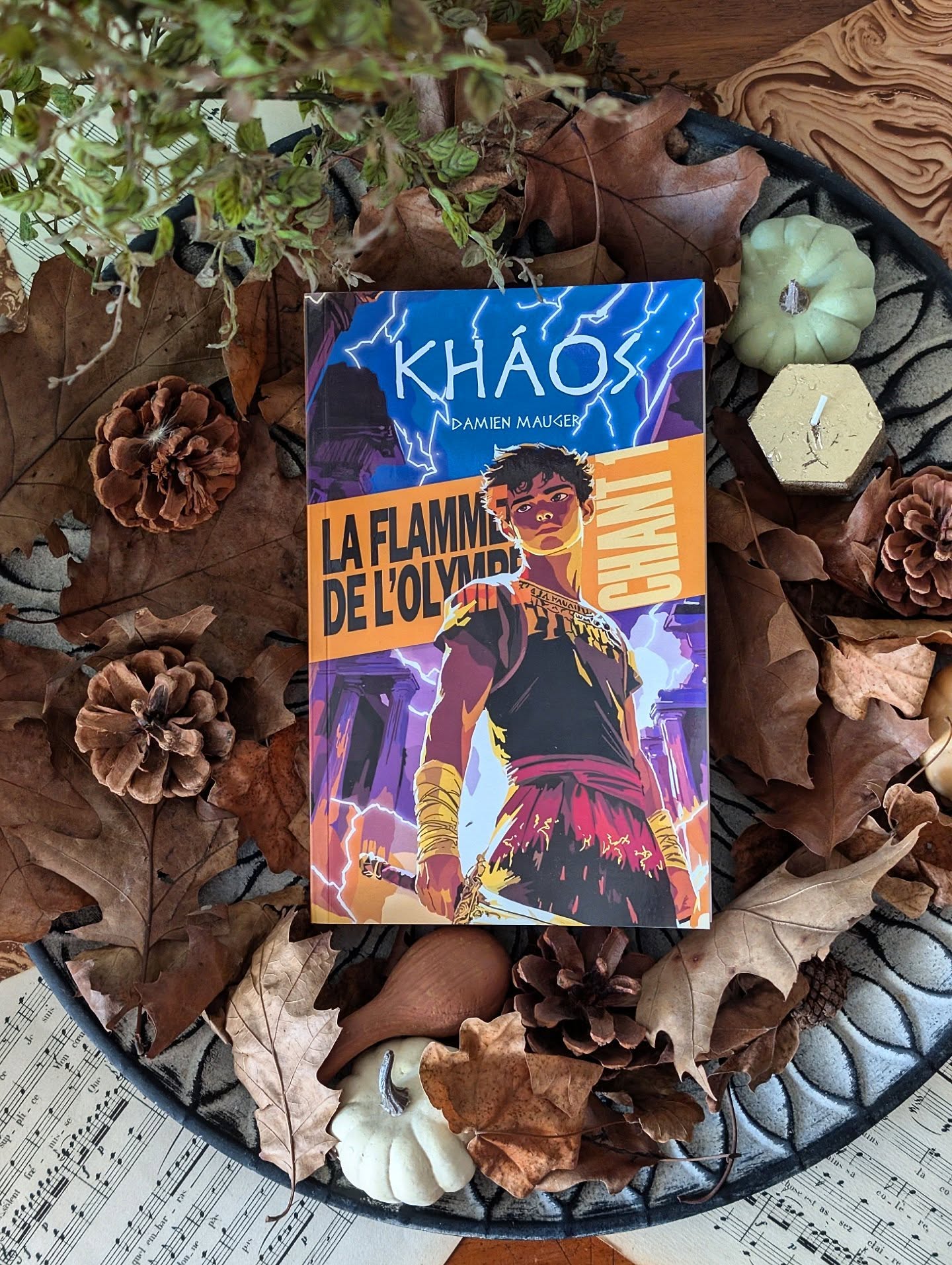 ✨ KHÁOS – Chant 1 : La Flamme de l’Olympe
de Damien Mauger ✨
Vous aimez quand la mythologie arrache son masque doré pour révéler ce qu’elle a de plus sombre ?
Alors préparez-vous : KHÁOS ne raconte pas l’Olympe… il nous transporte directement dedans.
Dans ce premier chant, Damien Mauger nous propulse au cœur d’une Grèce antique réinventée, où les dieux observent, jugent… et manipulent. Rien n’est sacré, tout est fragile (Et j'ai adoré ça !)
Daímôn, dix-huit ans, voit son monde basculer en une nuit. Une tempête venue d’ailleurs, un village ravagé, et sa petite sœur arrachée par les forces de la Lune Noire.
À partir de là, ce n’est plus un simple récit mythologique, c’est une quête que Daímôn va mener contre le destin.
Ce que j’ai adoré ?
L'immersion totale dans les mythes : Athéna qui prend la parole, les Titans qui menacent, le fleuve de l’Oubli... C'était hyper sympa de sentir que l'auteur avait bossé son sujet.
C'est un univers accessible, la plume est fluide et il y a une atmosphère crépusculaire qui rappelle les grandes quêtes héroïques…
KHÁOS marque le début d’une saga qui promet de déchaîner les cieux. Et moi, je suis déjà prêt pour le Chant 2.
Ce roman est publié chez @betapublisher !
#Bookstagram #BetaPublisher #roman #mythologie #Booklover