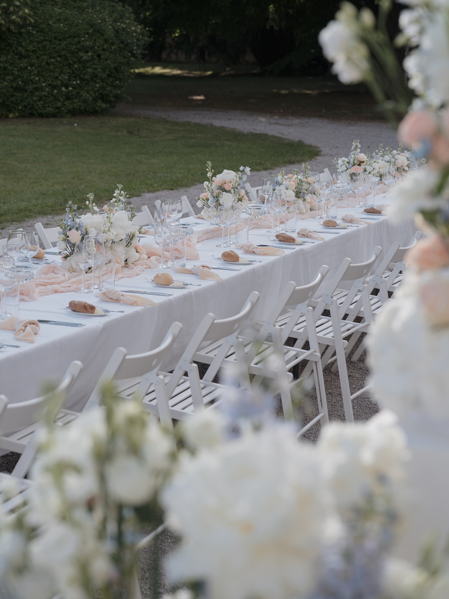 Viele Paare wünschen sich ein Dinner im Freien und in vielen Locations ist das problemlos möglich. Allerdings unterscheidet sich die Planung deutlich von einem Indoor-Dinner.
Ein Outdoor-Konzept bedeutet:
• andere Anforderungen an Technik, Licht und Strom
• Wetter, Temperaturen und Wind müssen mitgedacht werden
• Boden, Aufbau und Servicewege brauchen eine genaue Abstimmung
• und selbstverständlich: ein verlässlicher Plan B für den Schlechtwetterfall.
Ob im Garten, im Innenhof, auf einer Wiese oder unter Lichterketten, mit der richtigen Vorbereitung wird euer Outdoor-Dinner zum Highlight des gesamten Tages.
@photographie_amonbarbara
#outdoordinner #dinnersetting #weddingdinner #heiratenimfreien #hochzeitslocation #weddingplanner #heirateninwien #schlosshochzeit #brauttafel #hochzeitsfloristik #weddingflowers #tabletsetting #hochzeitsplanerin #hochzeitsplanerinwien #pastellhochzeit
