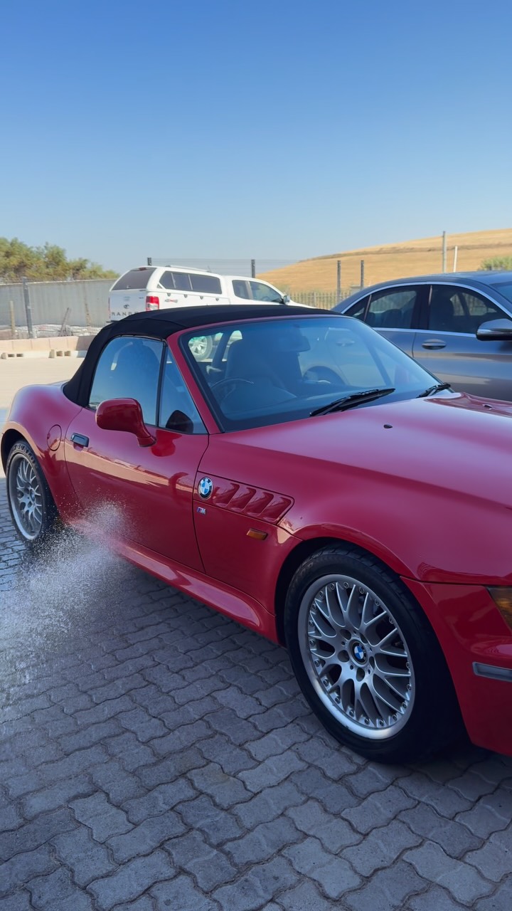 Three-year ceramic coating locked in.
BMW Z3 now shining harder, protected longer, and looking absolutely flawless. 💎✨🚘
BOOK YOURS TODAY..!!!