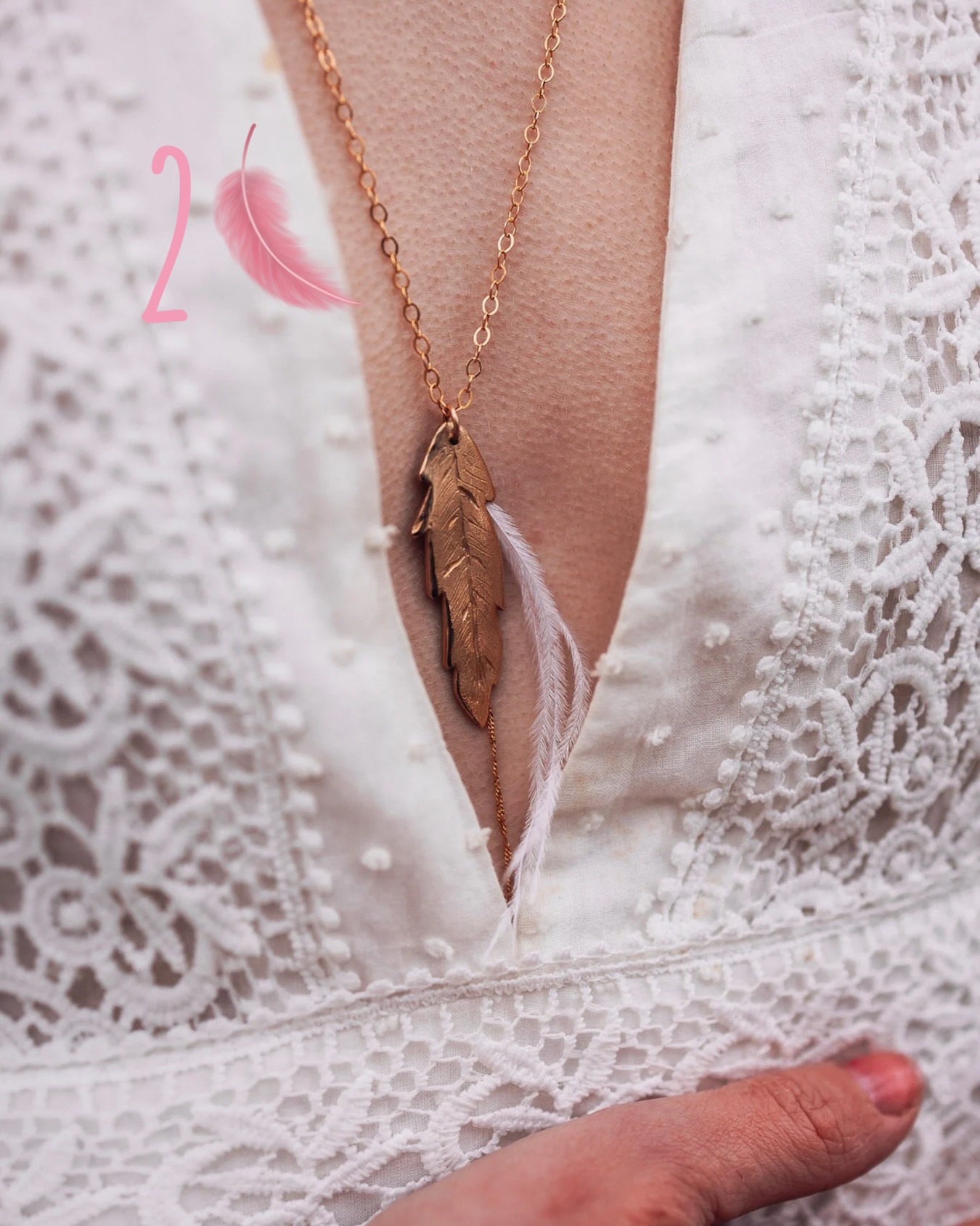 ✨ Jour 2 du calendrier de l’avent Elluce : La Plume
1 jour, une idée !
Pour cette deuxième case, on ouvre un souffle d’air léger.
Une plume qui invite à ralentir, à respirer, à laisser filer ce qui pèse…et à contempler ce qui reste : le beau, le vrai, l’essentiel.
Le sautoir Plume, c’est un symbole de liberté douce, de mouvements légers, de cette grâce que l’on retrouve quand on se laisse simplement porter.
Un bijou qui murmure :
“Lâche prise… tout devient plus léger.” 🕊️✨
#artisane#artisanatmoderne#bijoutiere#bijouxartisanaux#creationunique#bijouxoriginaux#bijouxpersonnalisés#jaimelamer#momentsprécieux#penséespositives#hypersensibilite#êtresoimême#paumaville#chargementale#modeéthique#enfamille#hypersensible#beautenaturelle