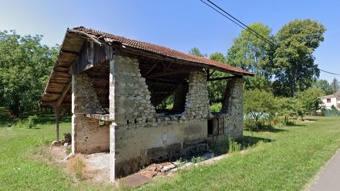 - PROJET -
Le projet porte sur la restructuration d’un ancien bâtiment à vocation agricole, inscrit dans son contexte rural et historique.
Conçu à l’origine comme un séchoir à plan ramassé, l’édifice conserve son expression architecturale extérieure, garante de son identité et de sa mémoire constructive.
Le bâti existant, composé d’un séchoir en bois et pierre complété par un appentis en bois, constitue le socle de l’intervention.
L’ensemble est aujourd’hui réinterprété pour accueillir un usage d’habitation, dans une démarche de continuité, respectueuse de l’existant et de son histoire.
Type de mission : PC
#architecture #séchoirànoix #patrimoine #rehabilitation #architecture_france #instarchitecture #architecturedetails #urbanarchitecture #heritagearchitecture
#construction #batiment
#espace #architecturegram #auvergnerhonealpes #rhonealpes
#paysage #territoire #archifrance #JBC #jbc