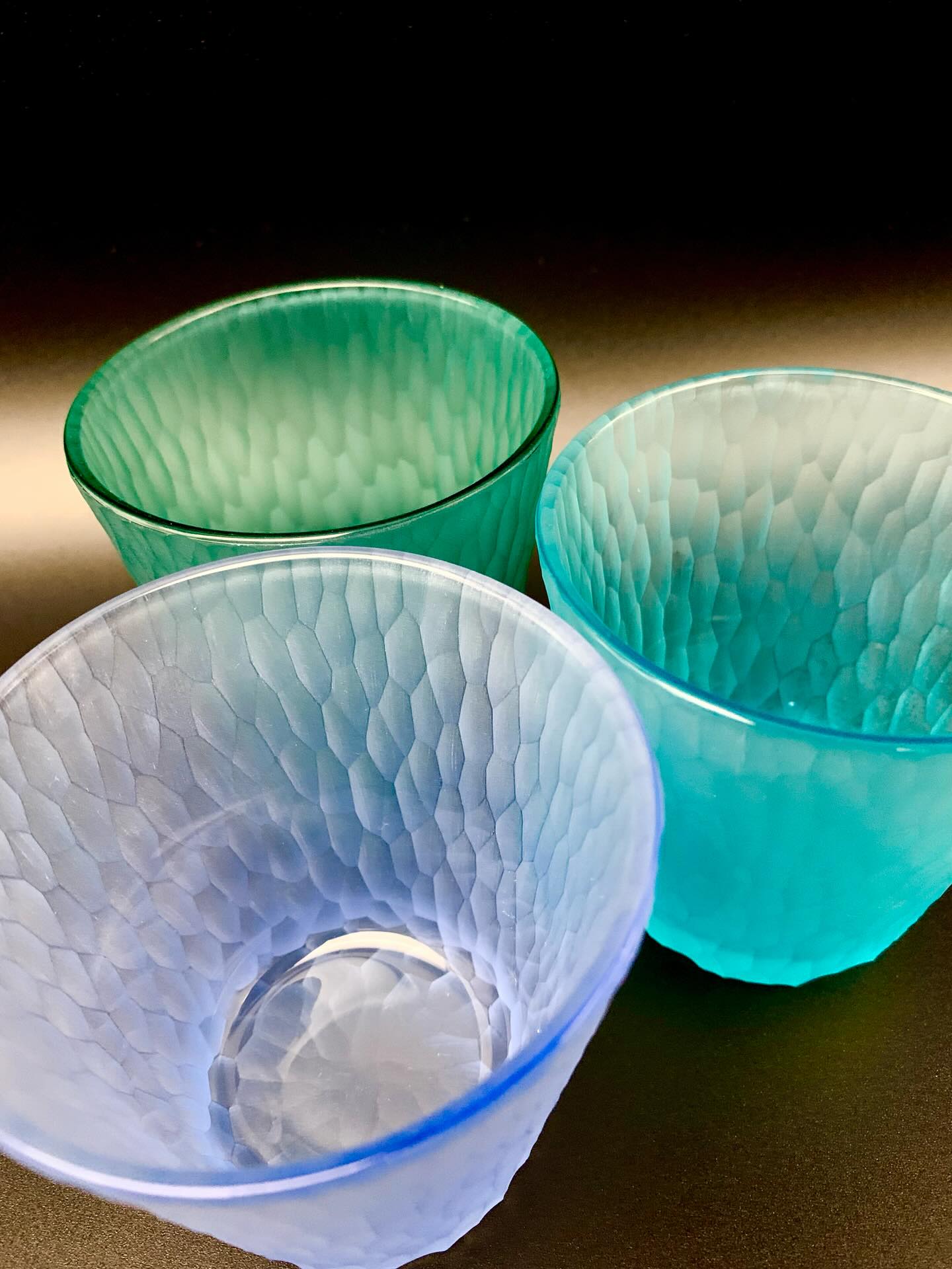 .
『 氷鱗 』 コップ
飲み物用の器は基本的に無職透明且つ「〜用」と注いで欲しいドリンクをネーミングにする事にしていますが、これは「THE・普段使い」に相応しいサイズ感なので、色付きで制作してみました。
しっかりしっくりくるサイズ感