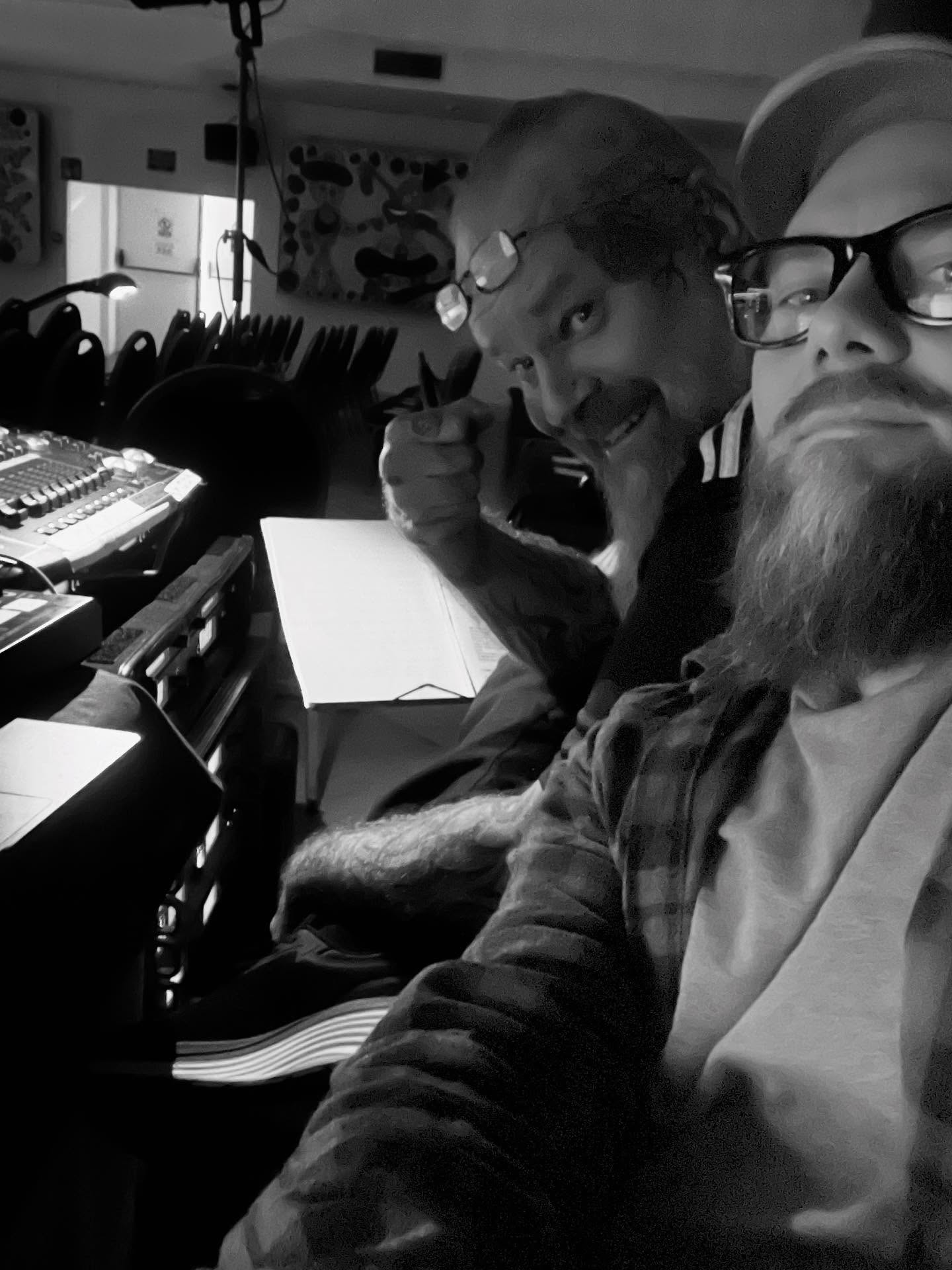 Näin päästiin joulukuulle ja ensimmäinen näytös takana. Kovaa tekemistä ja hauskaa puuhaa tämä on.
#teatteri #näytös #tuntematonsotilas #esitys #ääniosasto #äänisuunnittelu