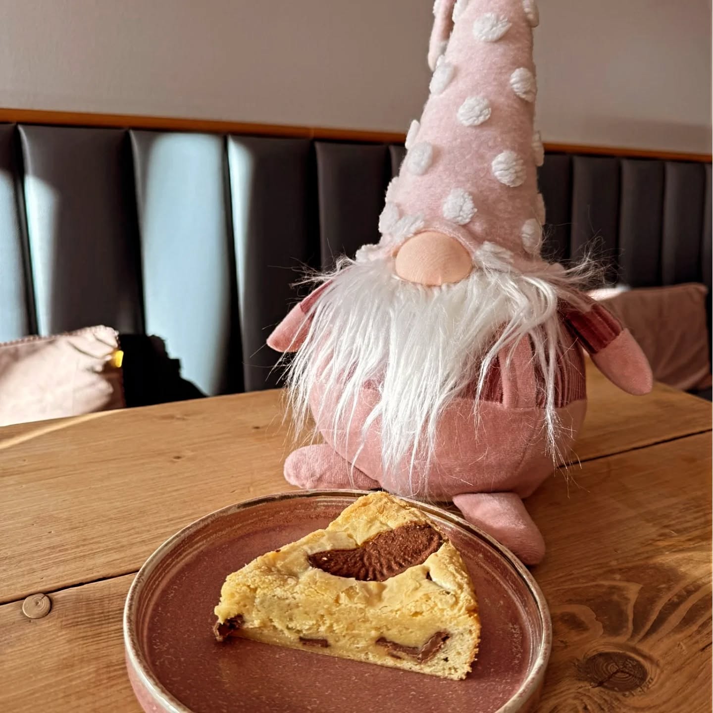 🌟🌲 FRIDAY UPDATE 🌲🌟
Both shops are closing slightly earlier today at 6pm due to the forecast ☔🌧️
But.... We do have scrumptious chocolate orange blondie now available in Hitchin along with other delicious flavours in Letchworth & Hitchin.
Don't forget we have Lannock Christmas fayre tomorrow, we'll be serving from 10am until you all disappear around 4/5pm
Have a great weekend 🌲🎁❤️🍦
#shoplocal #hitchin #letchworth #weston #desserts #pudding #puddingclub #friday #gelato #gelatocakes