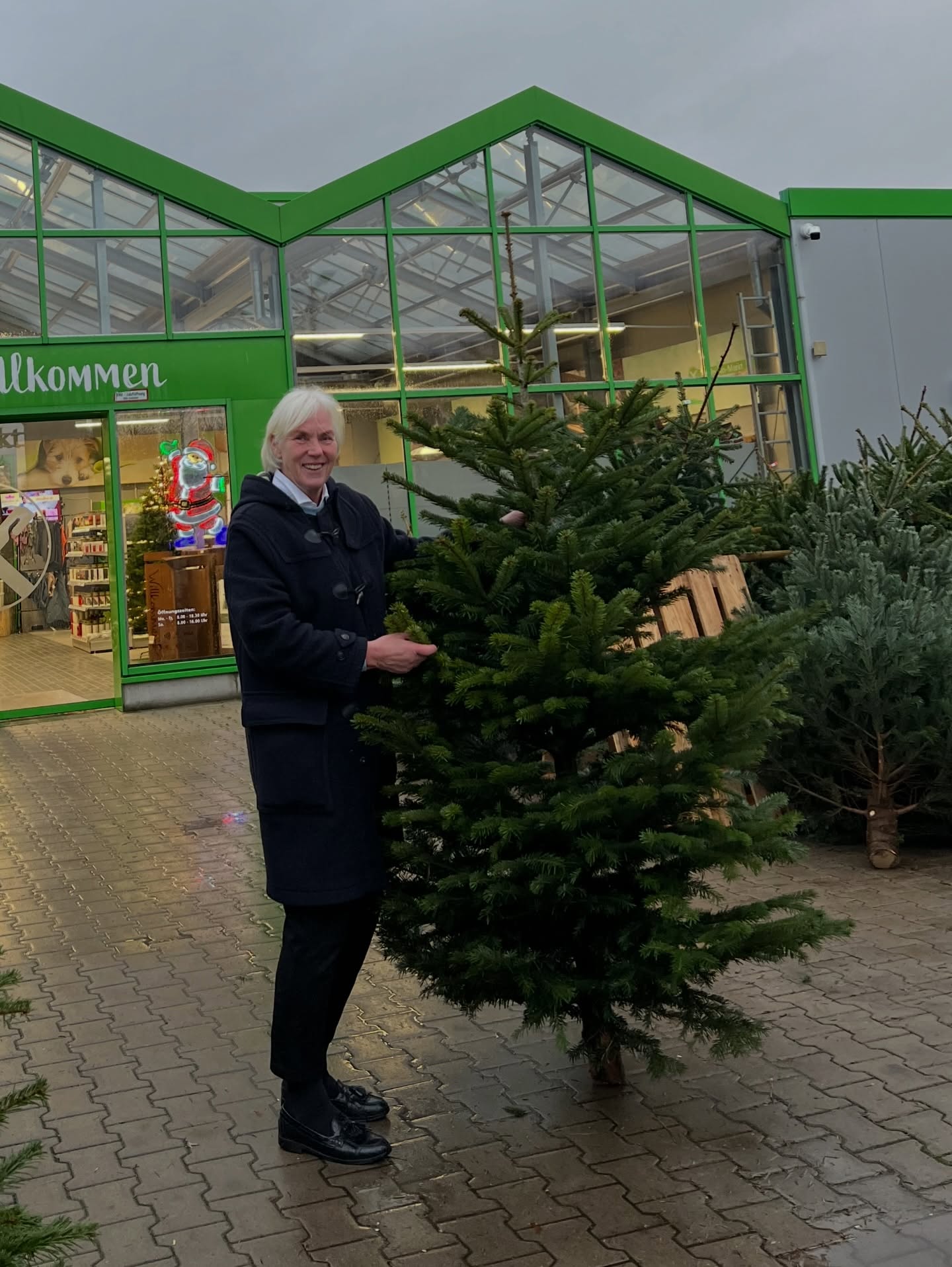 NACHTRAG zum gestrigen Tag
🎄 Alle Jahre wieder: Selbst ist die Oma - angekommen mit Baum 💪🏻😊 Euch allen einen erholsamen zweiten Advent! 🕯️🕯️
#weihnachtsbaum #advent #weihnachten