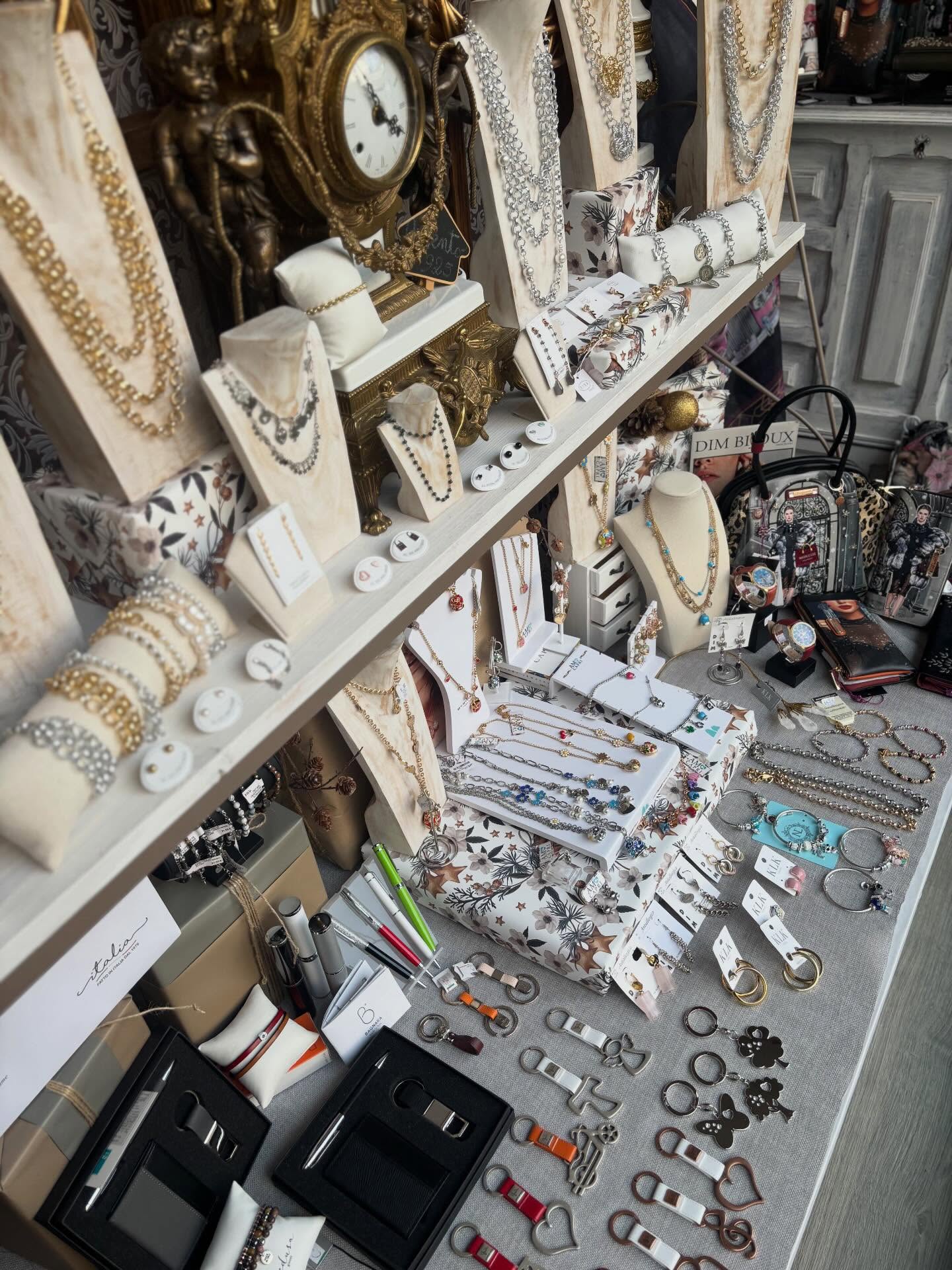 Un tocco di luce per te, un profumo avvolgente per la tua casa. ✨🕯️
Da La Gatta Creazioni non trovi solo oggetti, ma piccole attenzioni. Dai bijoux che impreziosiscono il look, alle nostre candele e creazioni uniche pensate per scaldare l’atmosfera. 🐱💖
Vieni a scoprire dal vivo tutti i nuovi arrivi e concediti una piccola gioia!
📍 Ti aspettiamo in Via Bernardo Canal 3/B
.
.
.
.
#LaGattaCreazioni #BijouxLovers #CandeleProfumate #IdeeRegalo #CreazioniUniche #Oggettistica #FattoConAmore #PiccoleGioie #AccessoriDonna #HomeDecor #ShopLocal