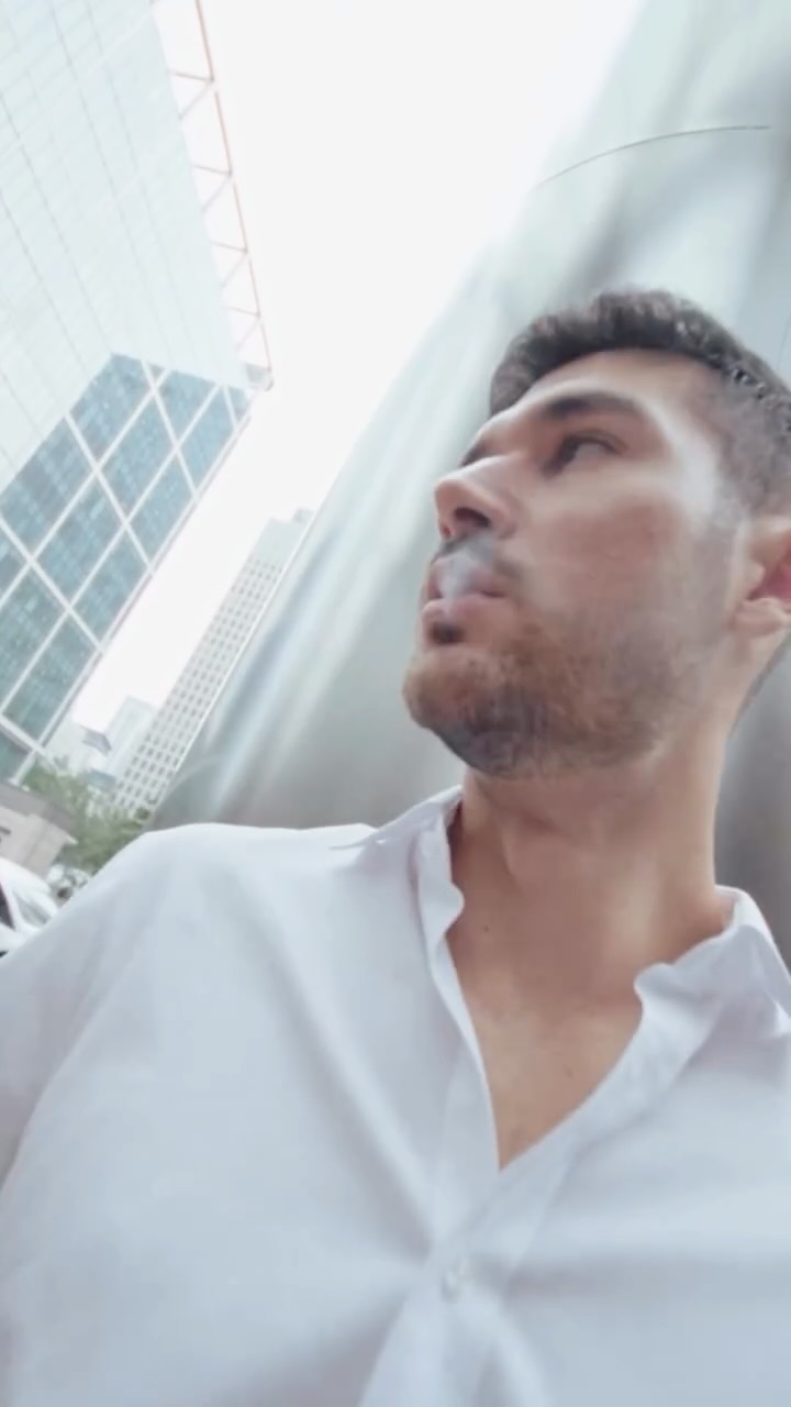 A breath of stillness between the rush, courtesy of Charatan
#CigarLifestyle #MindfulMoments #RelaxationTime TobaccoExperience SavourTheFlavour