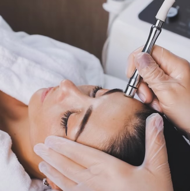 Die Microdermabrasion ist eine sanfte, aber äußerst effektive Behandlung zur Verfeinerung des Hautbildes. Mithilfe feiner Diamantaufsätze wird die oberste, abgestorbene Hautschicht kontrolliert abgetragen. Dadurch wird die natürliche Regeneration angeregt – für eine frische, ebenmäßige und revitalisierte Haut.
#microdermabrasion #skincarelover #glowingskin #hautpflege #cosmeticunique #beautyroutine #skintreatment #facialtreatment #beautytime #skincareclinic #clearskinjourney #skinrenewal #selfcareday #beautyaddict #glowup #instabeauty