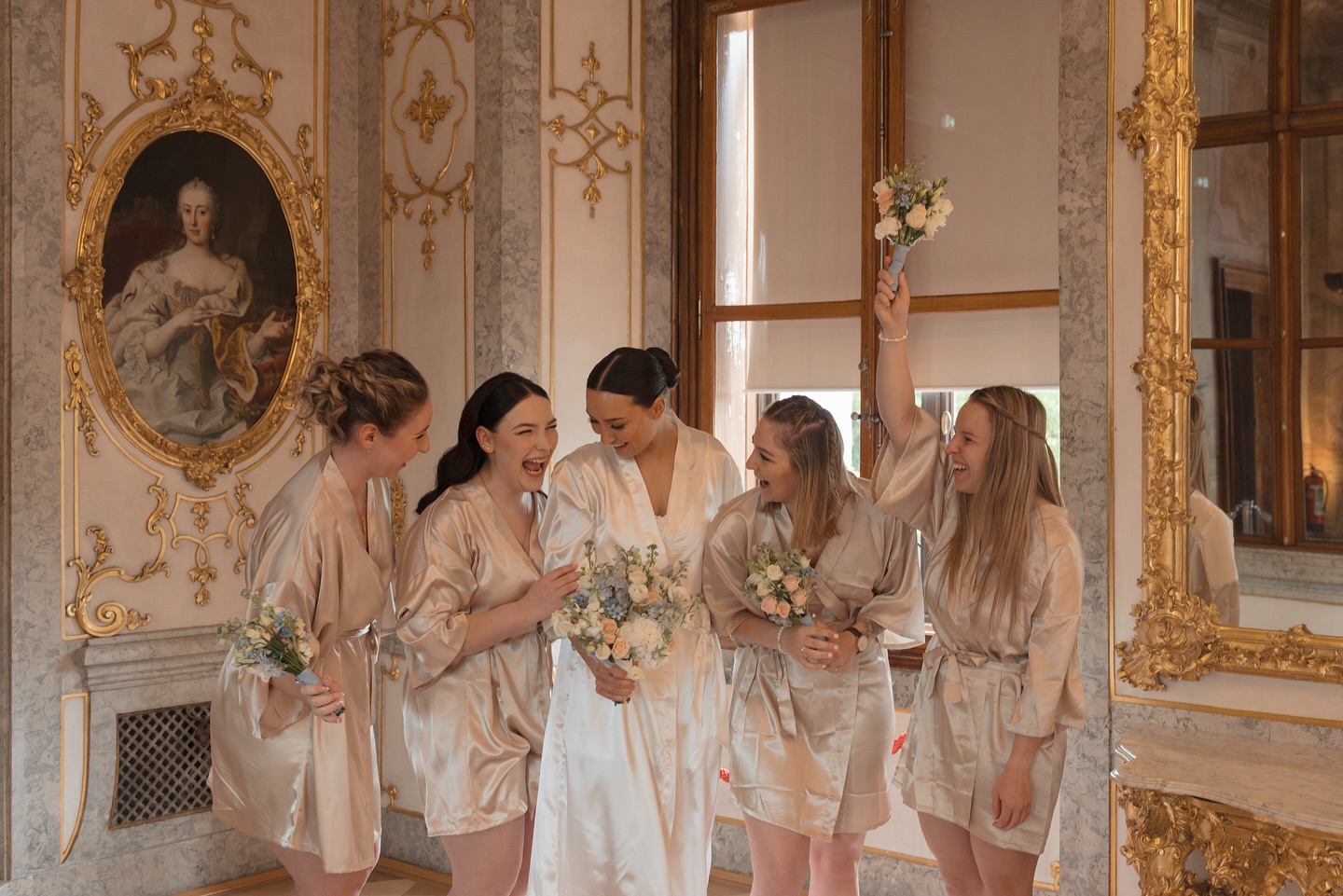 Ein Sekt, ein letzter Blick in den Spiegel, die Vorfreude liegt in der Luft. Das Getting Ready ist mehr als nur Haare und Make-up, es ist der bedeutendste Start in den schönsten Tag.
@photographie_amonbarbara
#mysisterisgettingmarried #gettingreadyweddingphotos #weddingphotography #bridesmaiddresses #bridesmaids #bathrobe #bridebathrobe #gettingready #heirateninwien #traumhochzeit #luxurywedding #girls #bride