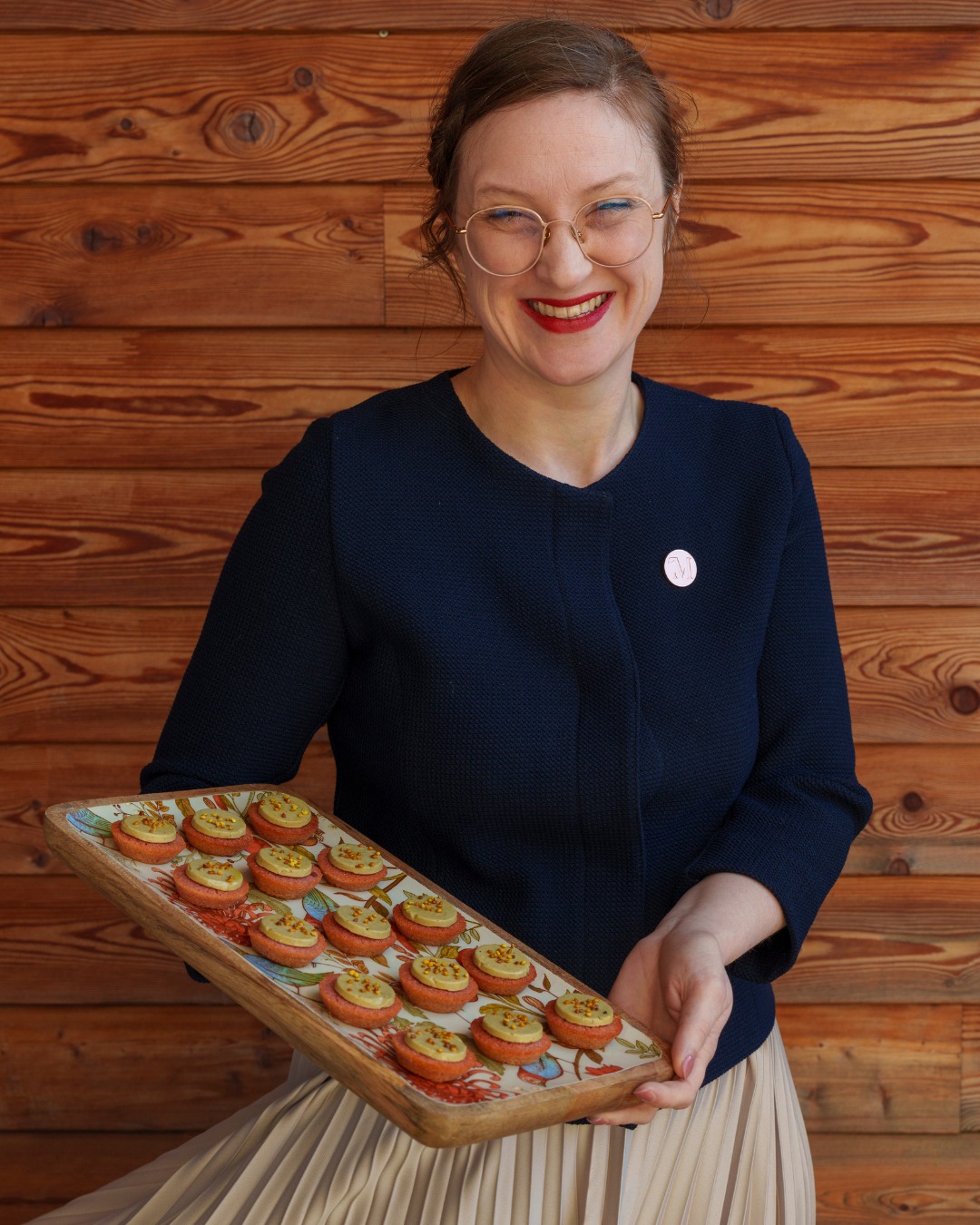 👩🍳 En service : Pauline, toujours avec le sourire et le sens du détail !
🍽️ Au menu :
Financier à la Betterave, Palet au Foie Gras & Cointreau
Condiment Cerise & Sel aux Épices 🍒🧂
Des bouchées élégantes, gourmandes et pensées pour vos plus beaux moments ✨