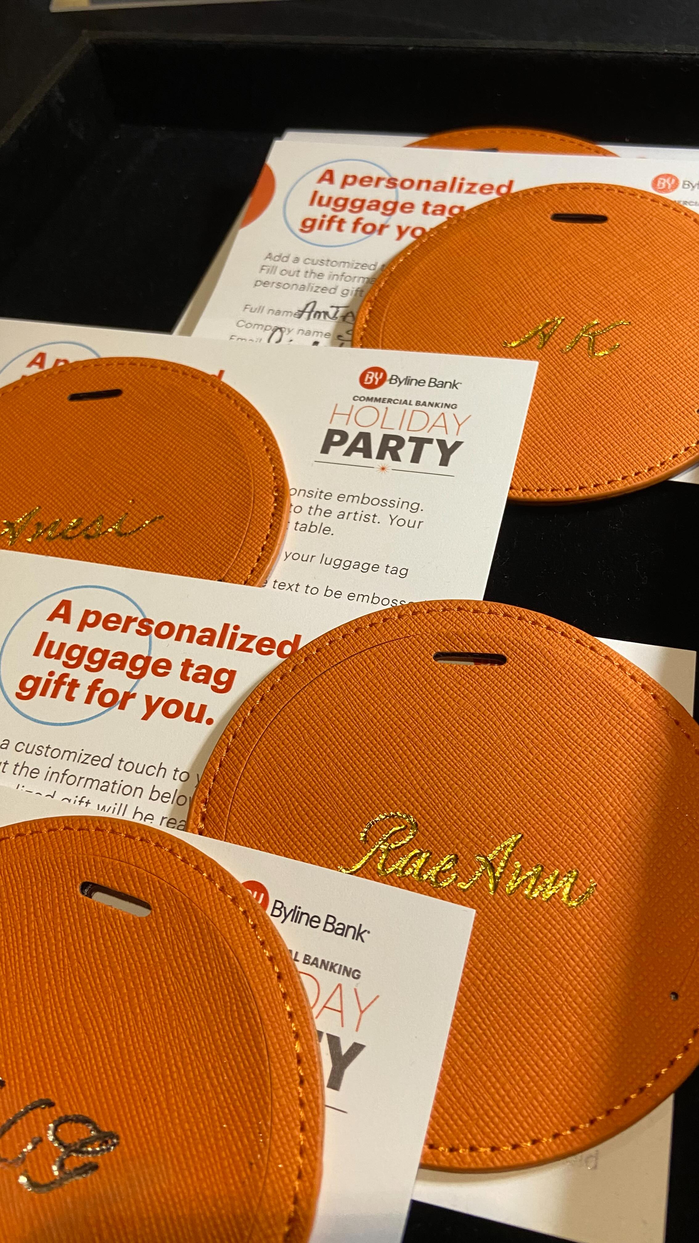What a night engraving luggage tags for @byline_bank’s Holiday party. End of the year celebrations come with their own kind of sparkle but the real buzz happened at the personalization station. These bright orange tags were an absolute hit and there was even a mad rush at the end to get multiple tags personalized for friends and family. Foiling, festive and fun… the perfect ingredients for a holiday party! ✨🧡
Thanks so much to @nerissabcalligraphy for the invitation!
#chicagocalligrapher #eventcalligraphy #eventcalligrapher #livecalligraphy #brandactivation #corporateholidayparty
