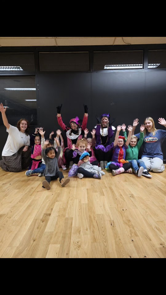 Hoe leuk is dit! Afgelopen weekend kregen we een bezoekje van Pieten tijdens de danslessen 🥰🥰
.
Was je er zaterdag niet? Niet getreurd morgen zijn ze er weer!!
.
#danschool #gezelligheid #kicknfamily #Zoetermeer