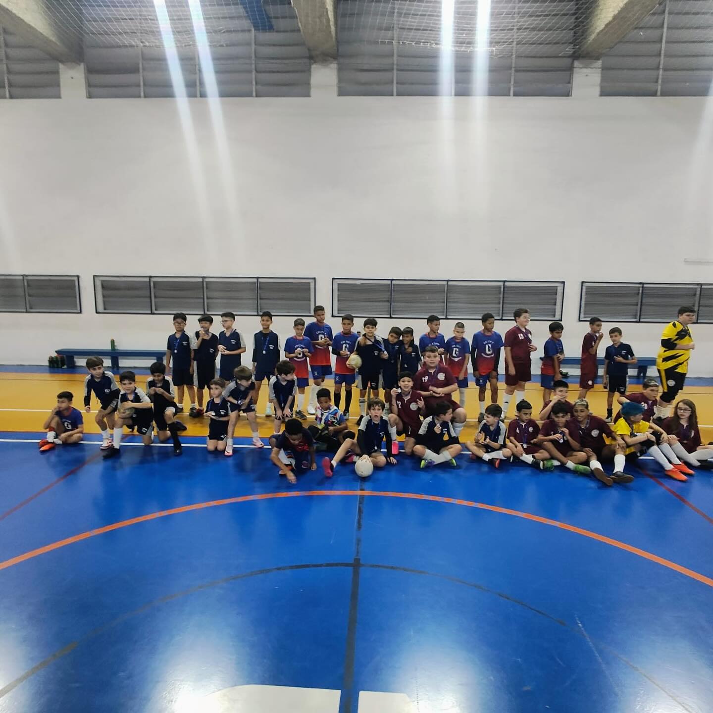 Mostra da Escolinha de Futsal – 24/11 ⚽
Na segunda-feira, 24/11, foi dia de muita energia, alegria e talento na nossa Mostra da Escolinha de Futsal! Nossos alunos deram um verdadeiro show em quadra, demonstrando dedicação, evolução e espírito de equipe. 👏✨
Parabéns a todos os participantes por esse lindo desempenho!
Nosso agradecimento especial aos professores Jefferson @jefferson.jhe.10 e Koiti @luizkoiti , pelo trabalho, incentivo e cuidado com nossos atletas, fazendo a diferença no desenvolvimento de cada aluno. 💙
Agradecemos também ao Colégio Educar e ao Colégio Geometria pela parceria e carinho nesse momento tão especial. 🤝⚽
#somosga #angloalante
#colegioguilhermedealmeida
#mostrafutsal