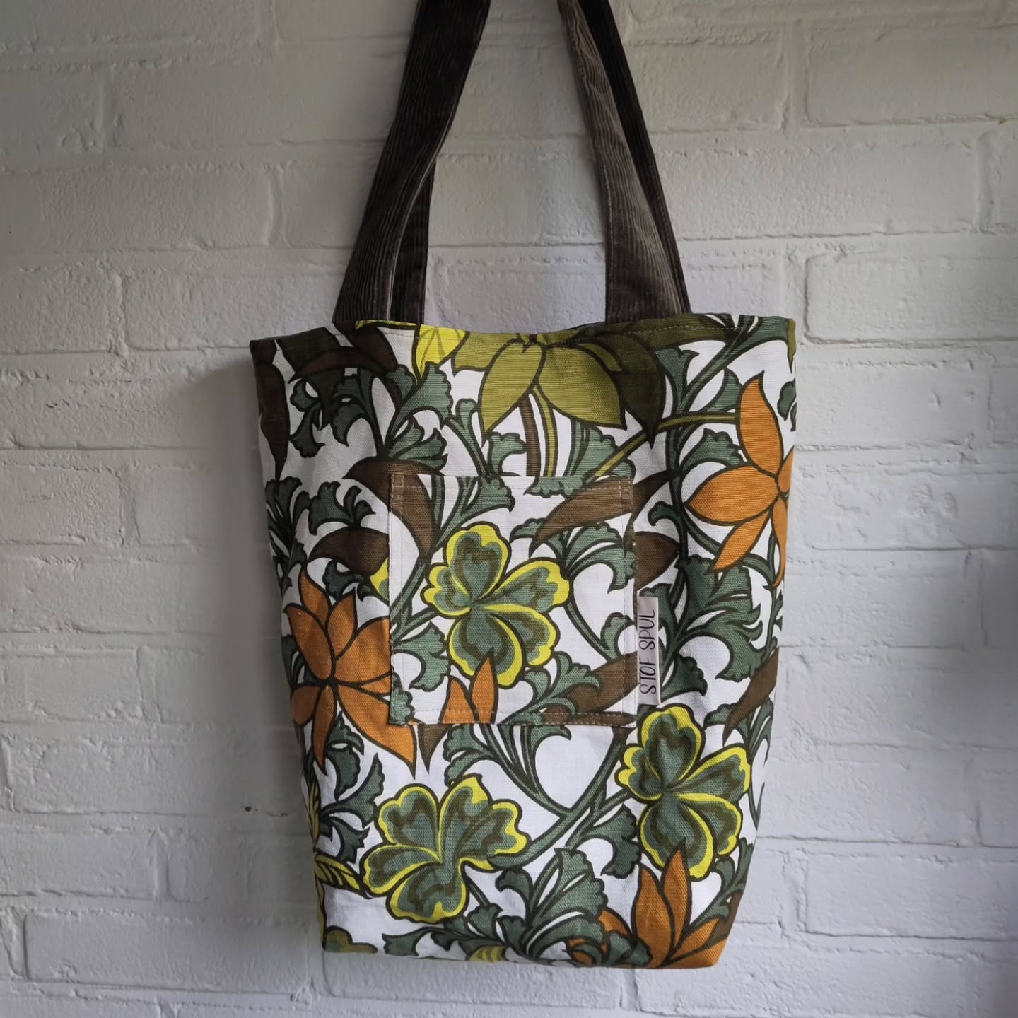 Niet veel blaadjes meer aan de bomen, maar wel op deze gezellige tas! Gecombineerd met een groen/grijze ribvelours en met steekzakken aan beide kanten 🍂🌿
Te koop via een berichtje
€26,95