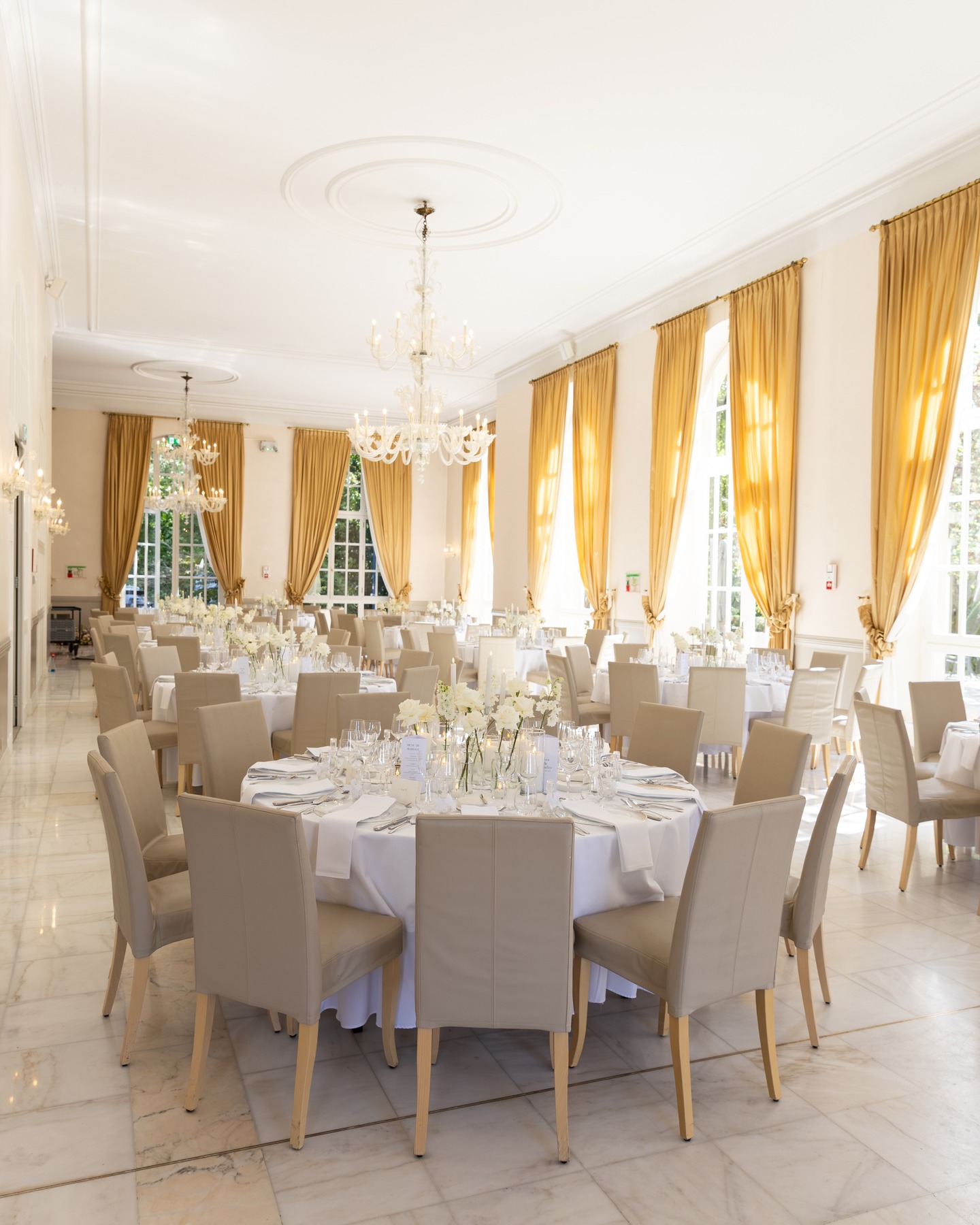 Zeitlose Eleganz in der Orangerie an der französisch-luxemburgischen Grenze
Silberne Akzente, edle Stoffe und ein schlichtes, hochwertiges Floralkonzept schaffen den Rahmen für einen Hochzeitstag auf höchstem Niveau.
Ein Saal, der Ruhe, Klasse und Exklusivität ausstrahlt.
Fotos: @cristinanaan
Blumen: @blumenvonclaudialeinen
Platzteller: @planb.eventagentur
Kerzen: @gluecksmoment.deko
#hochzeitsplaner #hochzeitsplanerfrankreich #heirateninfrankreich #weddingplannerfrance