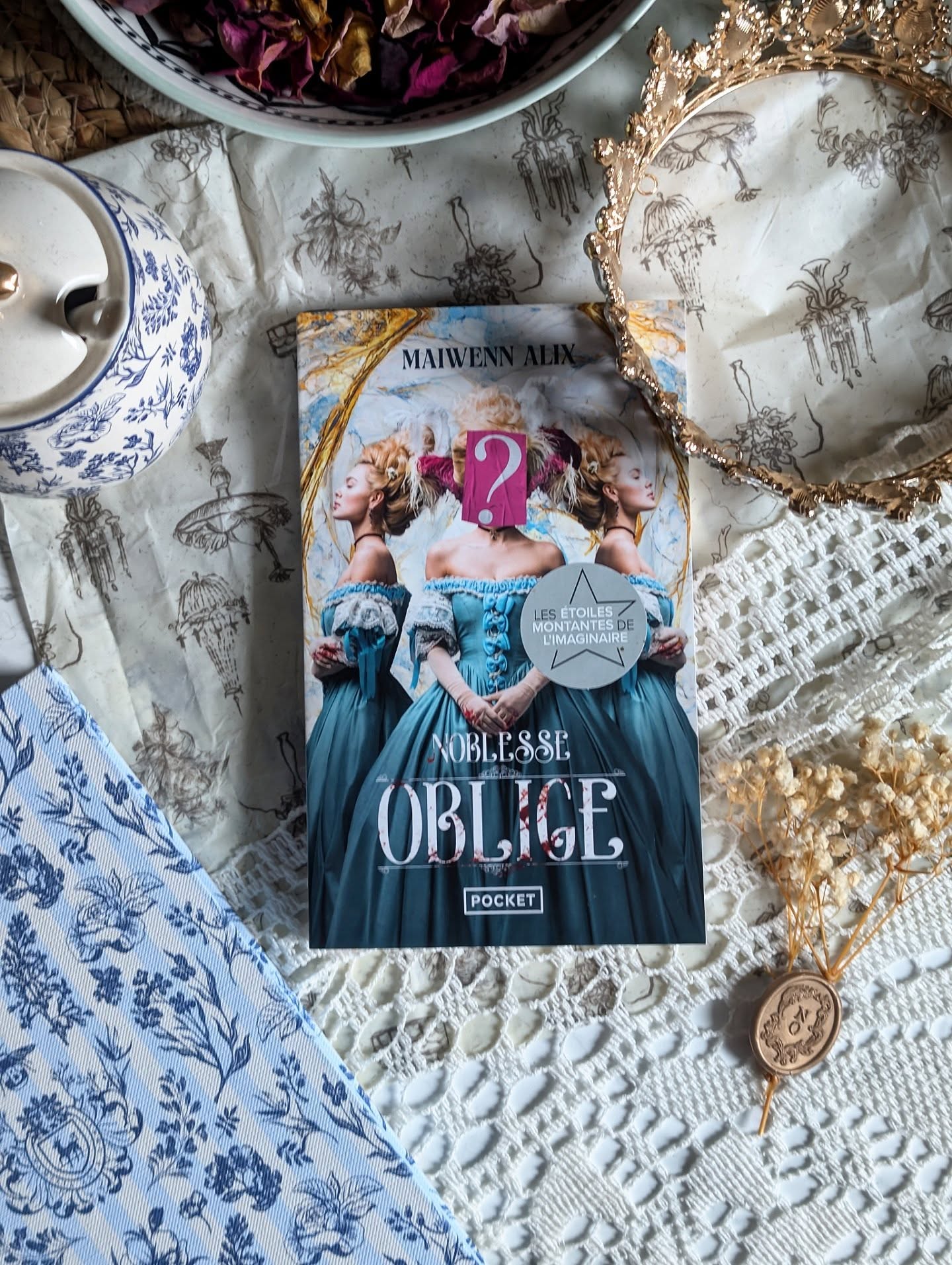 ✨ Noblesse Oblige – Maïwenn Alix ✨
Et si la monarchie n’avait jamais chuté ? Et si, en 2025, le destin d’une nation se jouait… dans une téléréalité ?
J’ai plongé dans ce roman sans connaître l’autrice, et franchement, ce fut une belle surprise.
Dans cette France alternative gouvernée par Louis XXI, l’apparat royal sert de vitrine au peuple. Le bijou de la couronne ? Une émission où des jeunes roturières sont « élues » pour rencontrer les héritiers et offrir au royaume des mariages avantageux.
Sauf que Gabrielle, antiroyaliste convaincue, n’a pas l’intention de jouer les poupées dorées. Elle veut infiltrer. Dénoncer. Faire trembler les murs de la monarchie.
Et ce qu’elle va découvrir dépasse tout ce que l’on imagine derrière les lumières et le vernis des caméras…
Ne vous fiez pas au côté paillettes. Le roman aborde des scènes difficiles, parfois dures. On est loin de Bridgerton. Ici, le faste cache quelque chose de beaucoup plus sombre.
L'intrigue est super chouette ! Elle grimpe en tension chapitre après chapitre. L'univers est vraiment à mi-chemin entre dystopie, politique et thriller... C'est un plutôt bon mélange !
J'ai bien aimé aussi les personnages secondaires qui sont bien amenés. L'idée en elle-même de la téléréalité monarchique est incroyable, ça donne du piquant, c'est cynique, et effroyablement crédible.
Avec cet univers il y a vraiment possibilité de continuer.
En bref, c'est un roman addictif et l'une de mes plus belles lectures de cette fin d'année !
Et vous vous l'avez déjà lu ?
Publié chez @pocketimaginaire 🔥 !
#Booklover #bookstagramfrance #reviews #roman #noblesseoblige