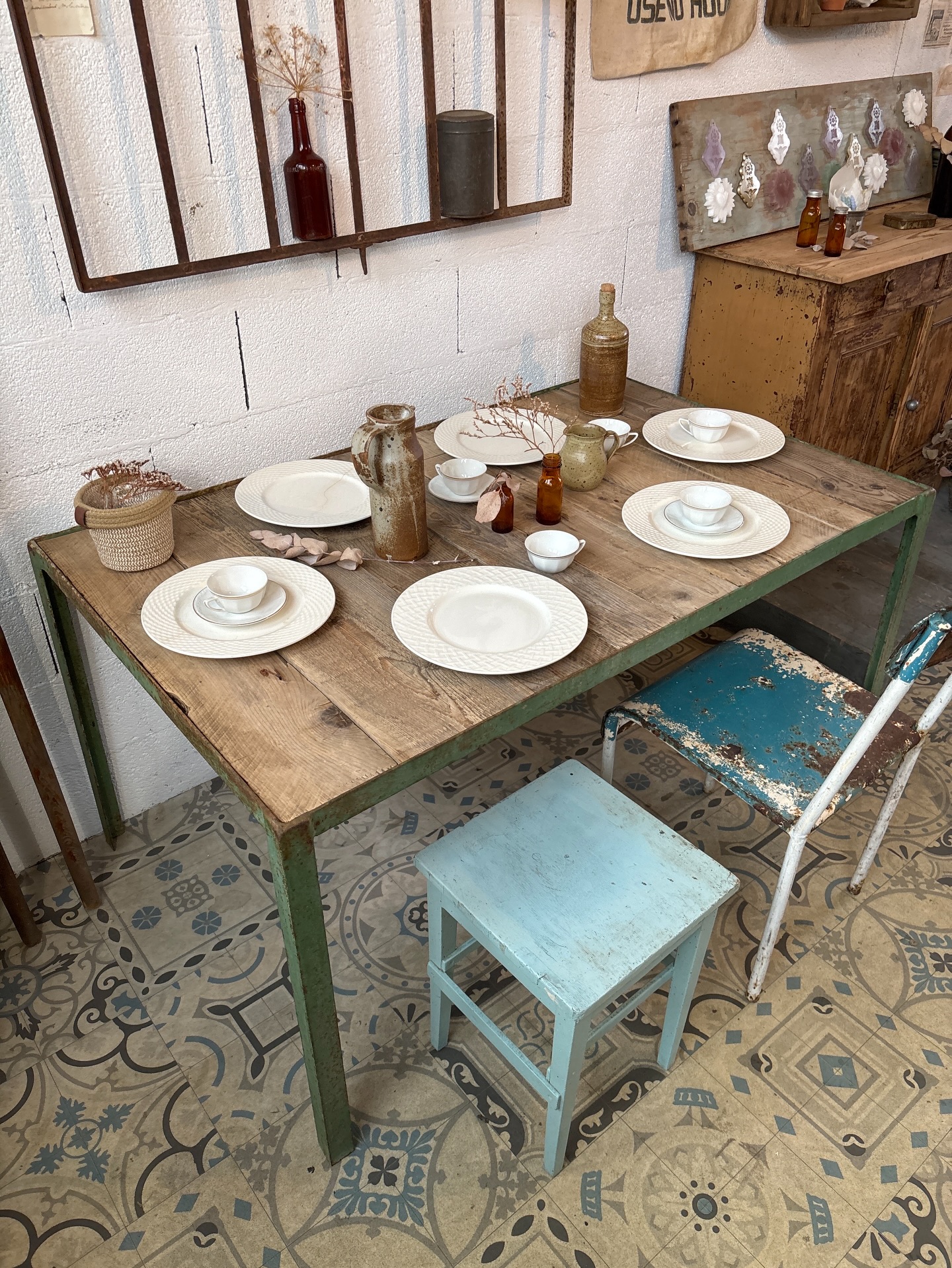 🍽️ Ancienne table d’atelier
Piètement et structure en métal patiné vert
Plateau en lattes de sapin vieilli
Très belle pièce au caractère industriel 💚
Pouvant accueillir jusqu’à 6 couverts
Dimensions : L 133 x P 82 x Ht 72 cm
Visible et disponible en boutique aux @pucesducanal & sur notre site
www.woodson-interior.com
/ brocante / puces / meubles anciens / esprit industriel / brocante en ligne / French flea market / retour de Chine / meubles d’atelier / boutique décoration / ancien