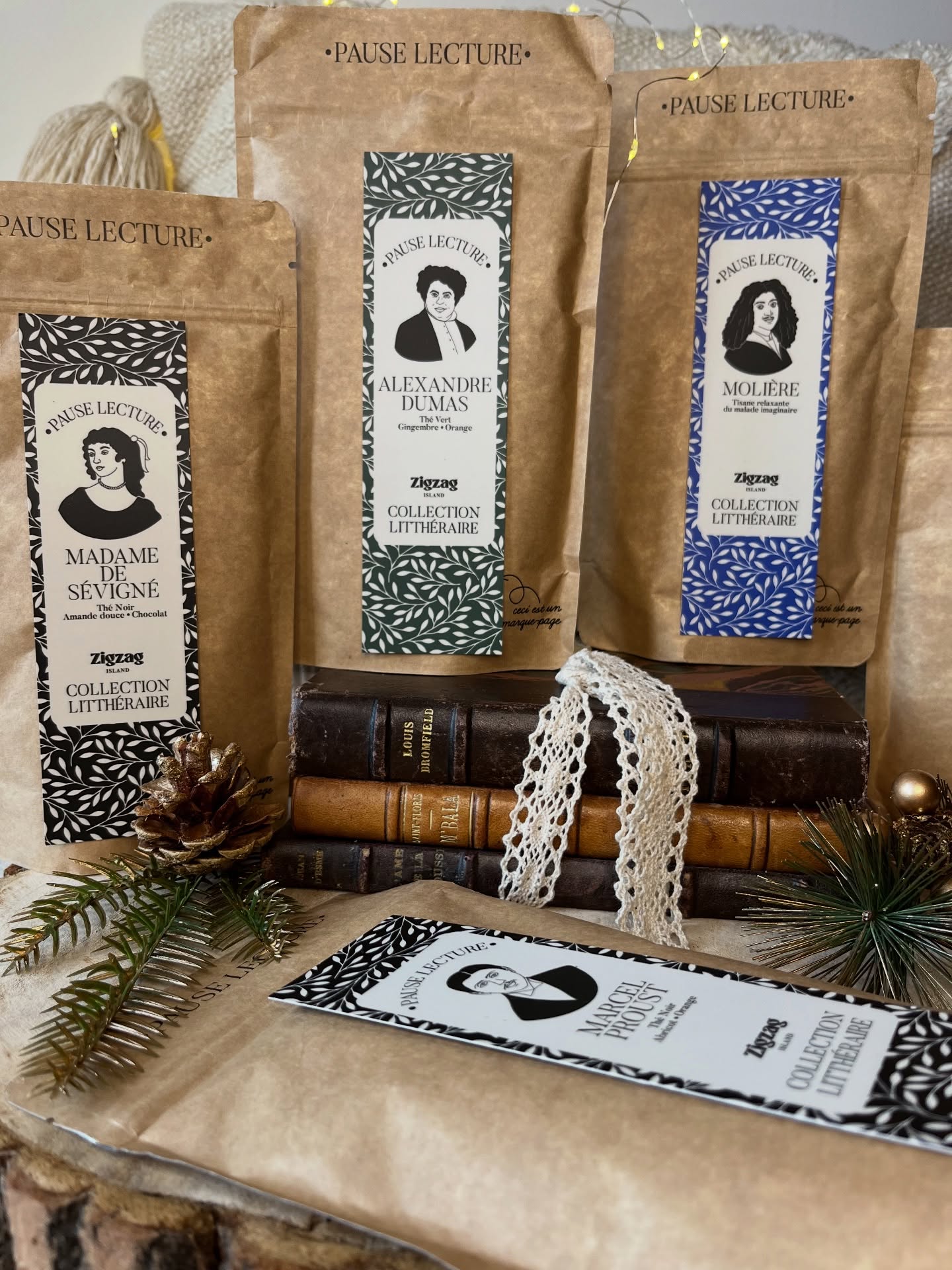 🛷❄️Quoi de mieux pour commencer ce mois de décembre qu’un savoureux thé chaud ?!☕️
À déguster sous un petit plaid avec un bon bouquin…📚
👉C’est ce que propose @zigzagisland , jolie marque des Hauts de France, avec sa collection LITTHERAIRE ! ✨
📓Le concept ? Des thés ou des tisanes inspirés par un personnage littéraire accompagnés de leur marque-page.
🥰J’avais déjà été séduite l’année dernière, j’ai reconduit cette marque avec plaisir cette année.
🎁Offrez le cadeau parfait pour celles ou ceux qui aiment s’octroyer une petite pause lecture cocooning durant ces mois d’hiver !
🛒Chez Maison Palou, on vous propose les produits suivants :
⚫️Le thé noir Marcel Proust
🟢Le thé vert Alexandre Dumas
🟠Le rooibos Arthur Rimbaud
⚫️Le thé noir Madame de Sévigné
🔵La tisane Molière
💻Je vous invite à faire un tour sur la boutique en ligne pour en savoir plus sur les saveurs de ces breuvages.
🤗Alors, lequel vous donne envie ?
Je vous souhaite une bonne journée !
~~~~~~~~~~~~~~~~~~~
💜MAISON PALOU 1809
✨Boutique en ligne de bijoux fantaisie en acier inoxydable, accessoires tendance et objets cadeaux
📍Vaucluse, Avignon
#Noël #ideescadeaux #thés #lecture