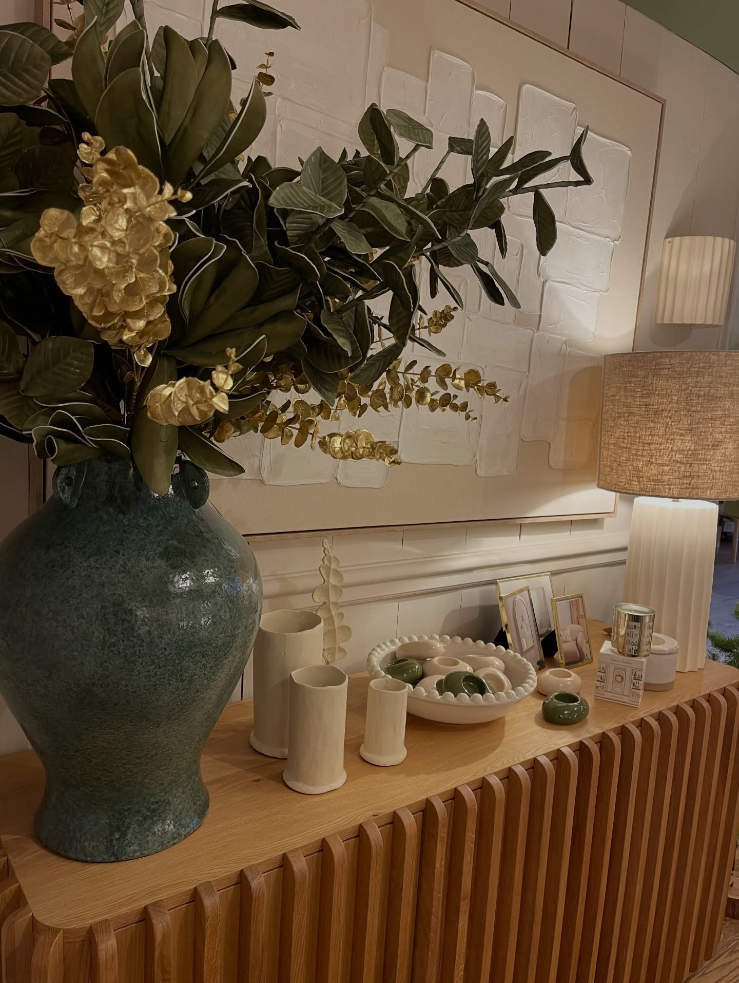 ✨ Noël approche à grands pas… ✨
L’ambiance féérique s’installe peu à peu à La Maison de Malaure.
Venez découvrir notre collection de Noël, nos décorations lumineuses et l’atmosphère magique qui illumine la boutique. 🎄✨
On a hâte de vous accueillir au magasin ! 🤍