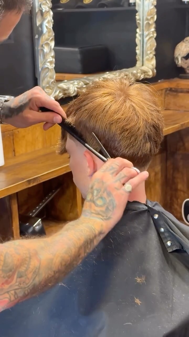 Using thinning scissors is a great way to add natural texture and movement to men’s hair without taking away too much length.
Perfect for softening heavy areas and creating a more effortless, blended finish.
#royalsbarbershop #barbershoproyals #thinningscissors
