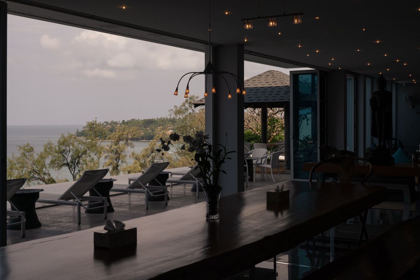 Where stillness meets the sea.
A quiet moment held between sky, water, and the art of slow living.
Bluesiam Villa
#Bluesiam #mayaandavilla #bluesiamvillas #phuketvilla #surinbeach #phuket
