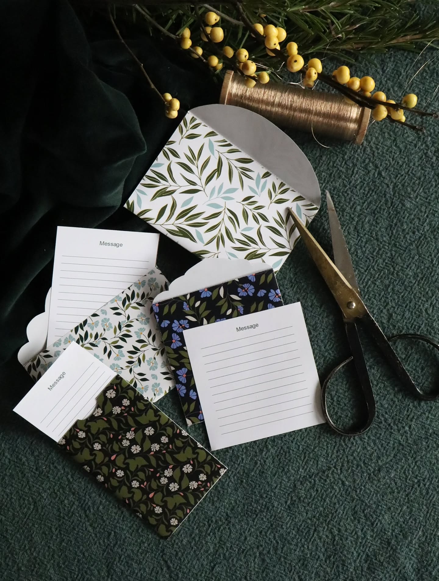 NEW !
On a lancé un kit d'enveloppes à monter soi-même.
Plusieurs motifs, différents modèles d'enveloppes et des petits papiers à mesage.
.
.
.
#poussieredesrues #noel #screenprinting #diy #papererie