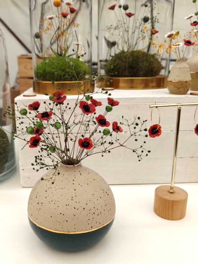 Ces derniers mois j'ai eu le plaisir de collaborer avec la talentueuse verrière @atelier.ange.fr
Elle réalise (entre autres) des compositions florales d'une finesse et d'une poésie à tomber par terre. Et vous savez quoi ? Vous pouvez retrouver ses créations ce week-end à Strasbourg sur la charmante exposition métiers d'art @mains.a.l.oeuvre. Vous y retrouverez cette collection ainsi que plein d'autres belles choses.
#camillebo #ceramique #ceramic #gres #poterie #clay #pottery #deco #decoration #nature #douceur #verre #glass #artisan #artisansdart #artisanat #metierdart #atelier #workshop #craft #potterystudio #emaux #faitmain #handmade #madeinfrance #artisanatfrancais #handcrafted #kitchen #cuisine #christmas