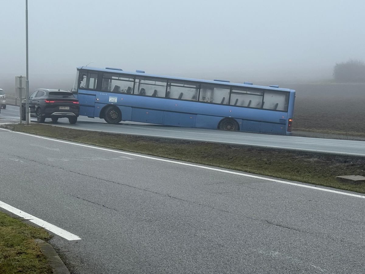 20.12.2025 – Einsatz T1 – Bergung „Bus im Graben“ Höhe Turmöl Tankstelle.
Wir rückten aus mit KDOF, LF-B, RLFA2000, KRAN und 21 Mann/Frau. An der Einsatzstelle war ein Bus aufgrund eines technischen Gebrechens, und vermutlich wegen eines Fahrfehlers bei einem Wendemanöver in den Graben gerutscht. Mit unserem KRAN - und vorsorglich mitgebrachtem Unterbauholz - wurde die in der Luft hänge Hinterachse stabilisiert bzw. angehoben und die Druckluftanlage vom Bus gespeist. Mit Seilwinde und Umlenkrolle des RLFA2000 wurde der Bus aus dem Graben geborgen und verkehrssicher am Parkplatz des Tankstellengebäudes abgestellt.
Für die Zeit der Bergungsarbeiten war die B63 gesperrt! Danke an die Polizei für die reibungslose Zusammenarbeit! Dem Busfahrer wünschen wir eine sichere Weiterfahrt in Richtung Spanien!
© SJF
