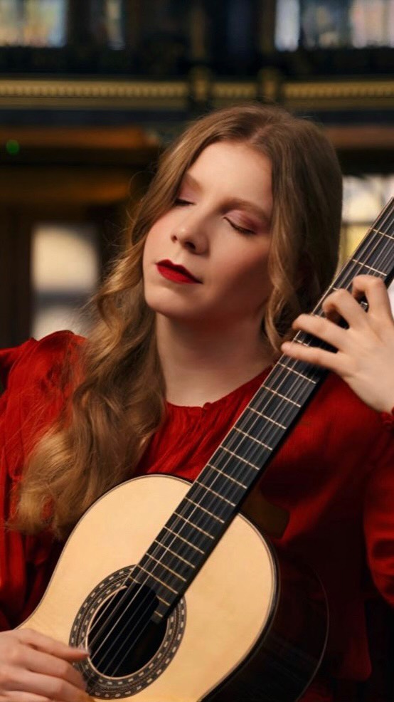 The 2nd SINGLE from my Winter-EP is out!!! 🤗
Tchaikovsky: Dance of the Reed Pipes from the Nutcracker 💂♂️🌰🎄
Visit the link in my bio to watch the whole music video or to listen to the track. ❤️
🎥 @jureknez / @arcisvisuals
Arrangement: Roberto Zadra
Guitar: @martinez_lazaro_luthiers
Proudly playing @knoblochstrings